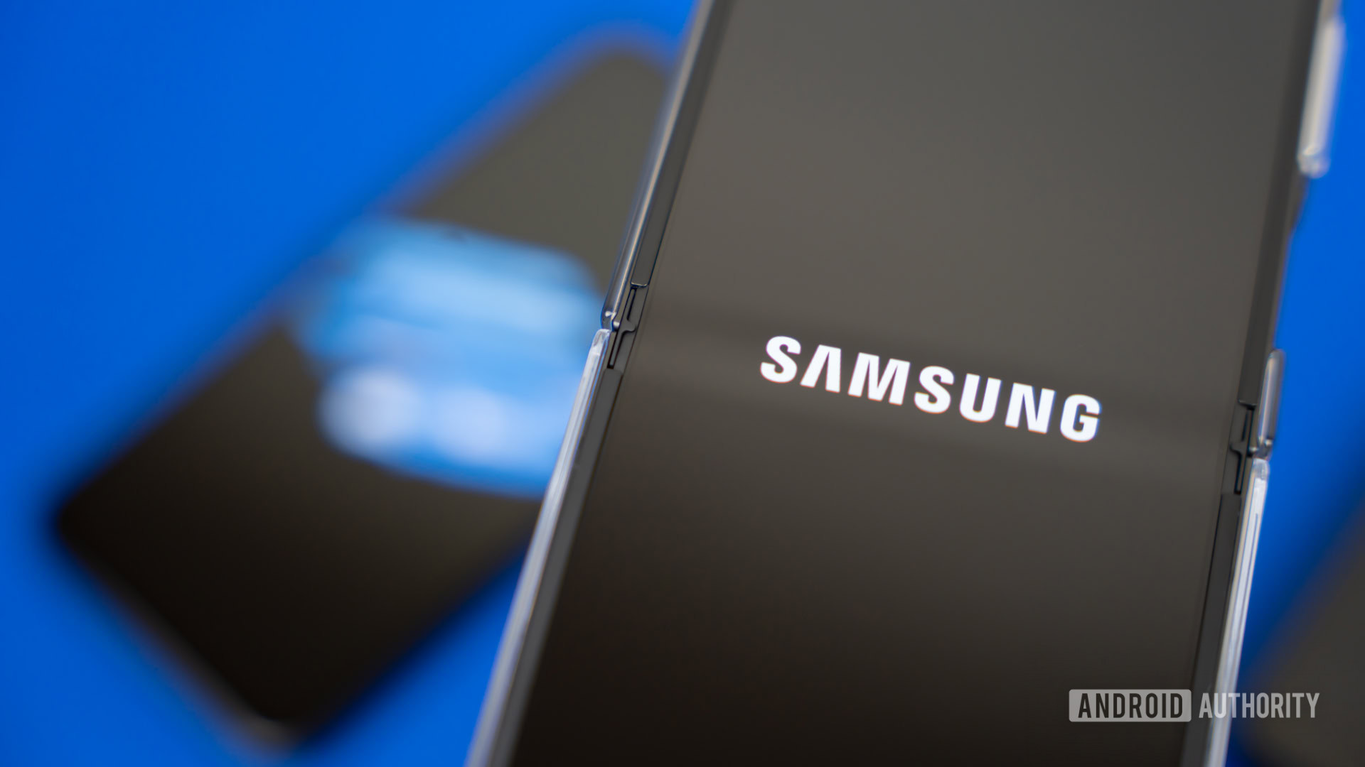 Samsung and iFixIt logos on smartphones (5) Samsung and iFixIt logos on smartphones (5)