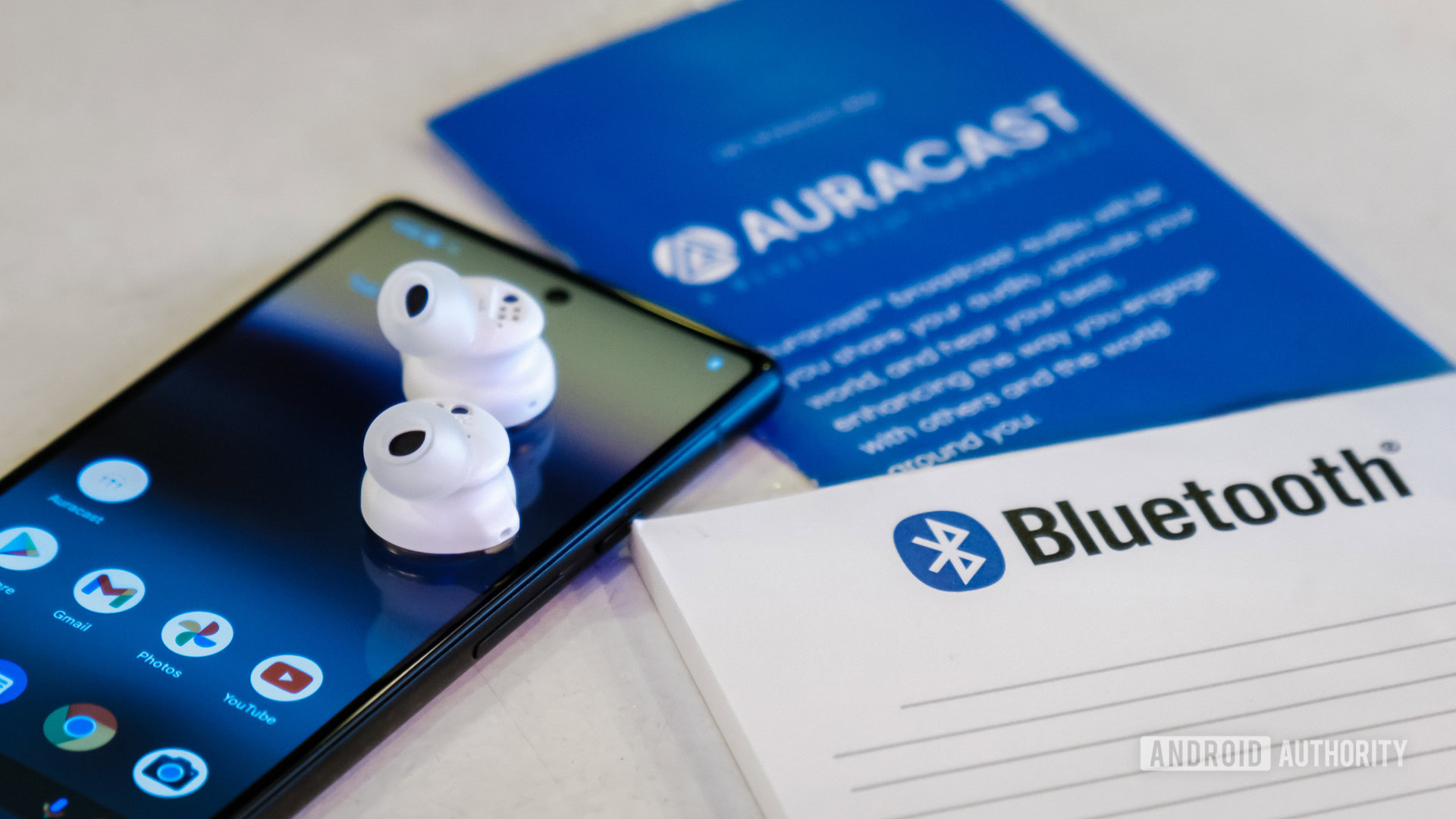Bluetooth Auracast headphones and logo Bluetooth Auracast headphones and logo