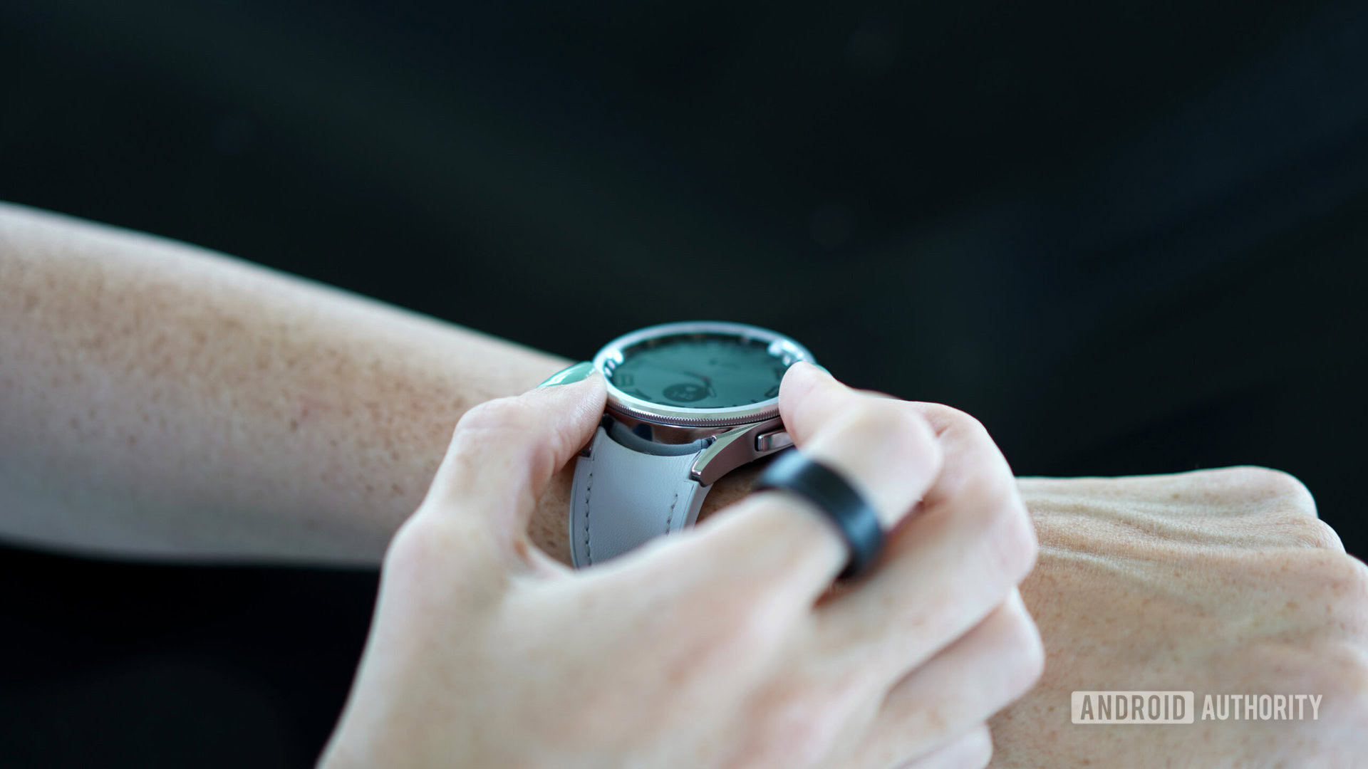 Samsung Galaxy Watch 6 Clasic Bezel A Samsung Galaxy Watch 6 Clasic user tests the rotating bezel.