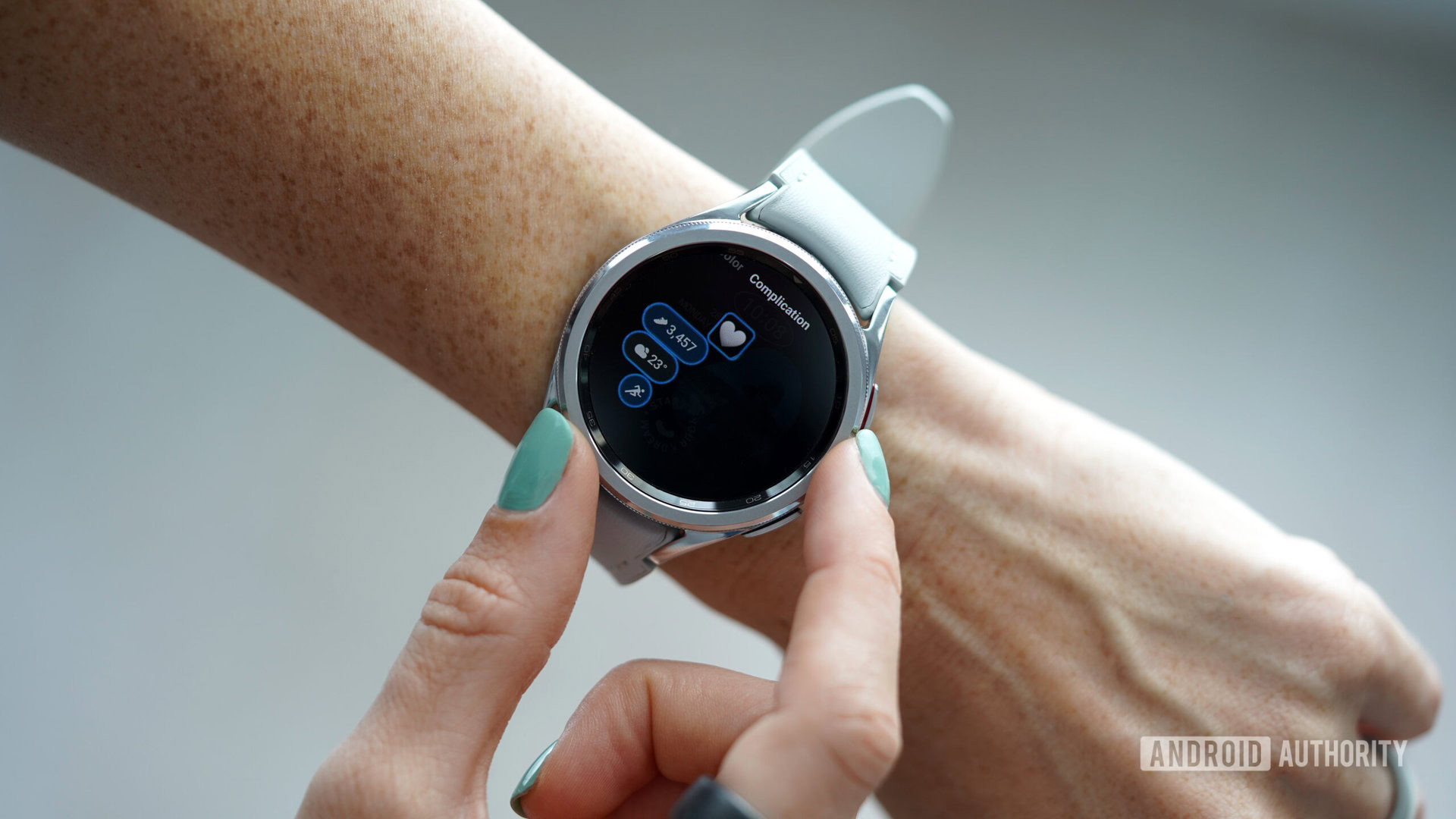 Galaxy Watch 6 Classic face complications A user adjusts the complications on their Samsung Galaxy Watch 6 Classic face.