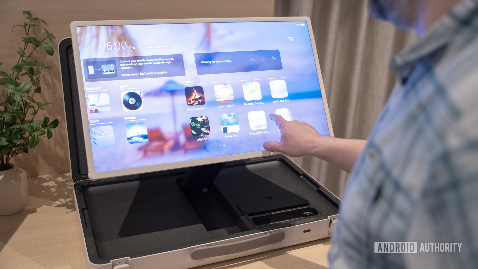 LG StandByMe Go 8 LG StandByMe Go 8