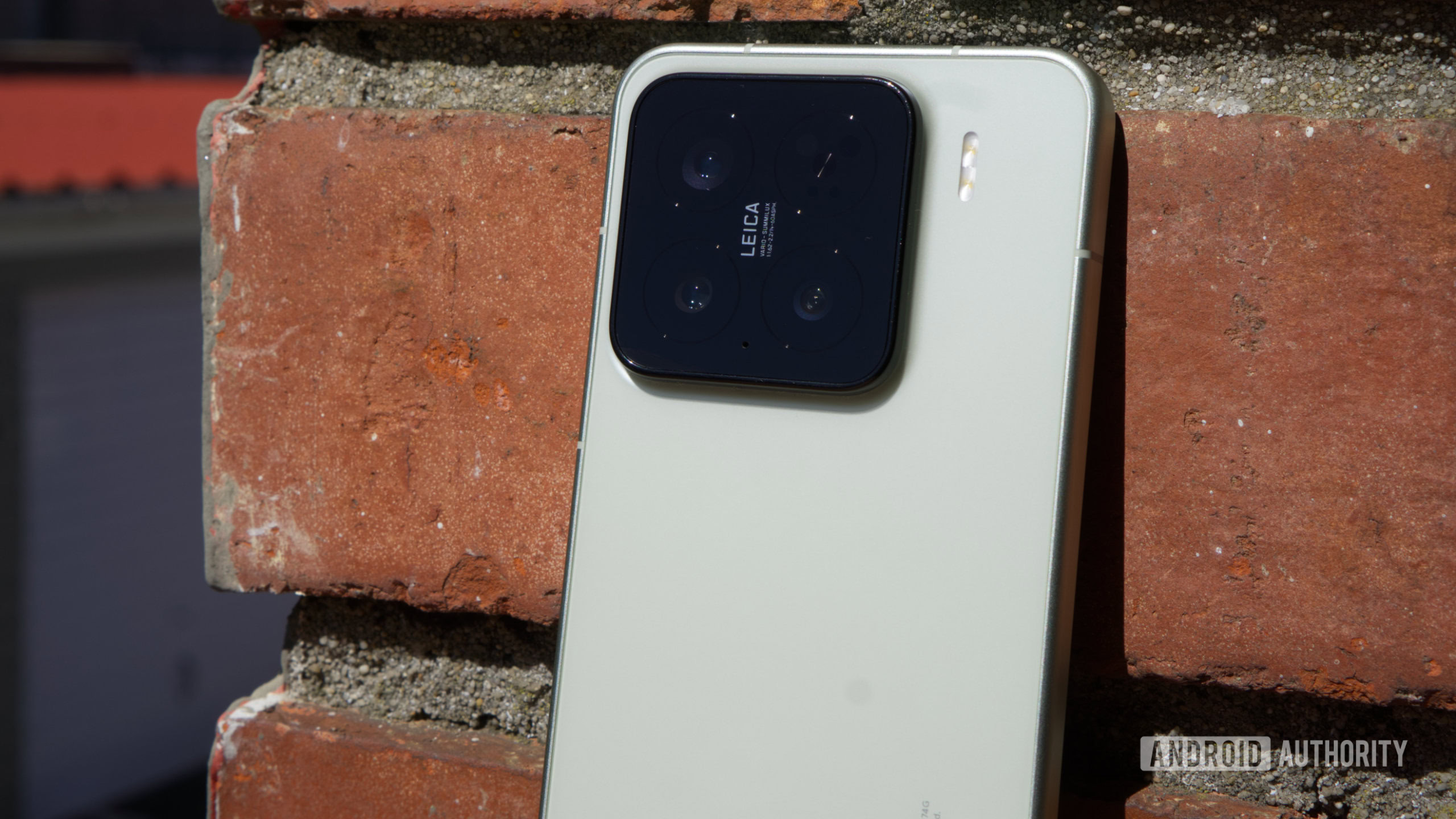 Xiaomi 15 rear camera bump against wall Xiaomi 15 rear camera bump against wall