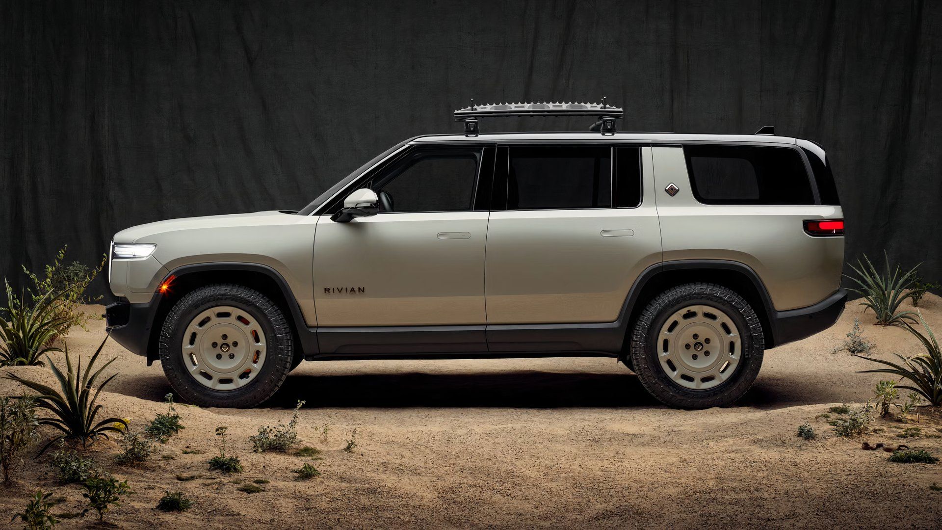 Exterior side-view static photo 2025 Rivian R1S California Dune Edition
