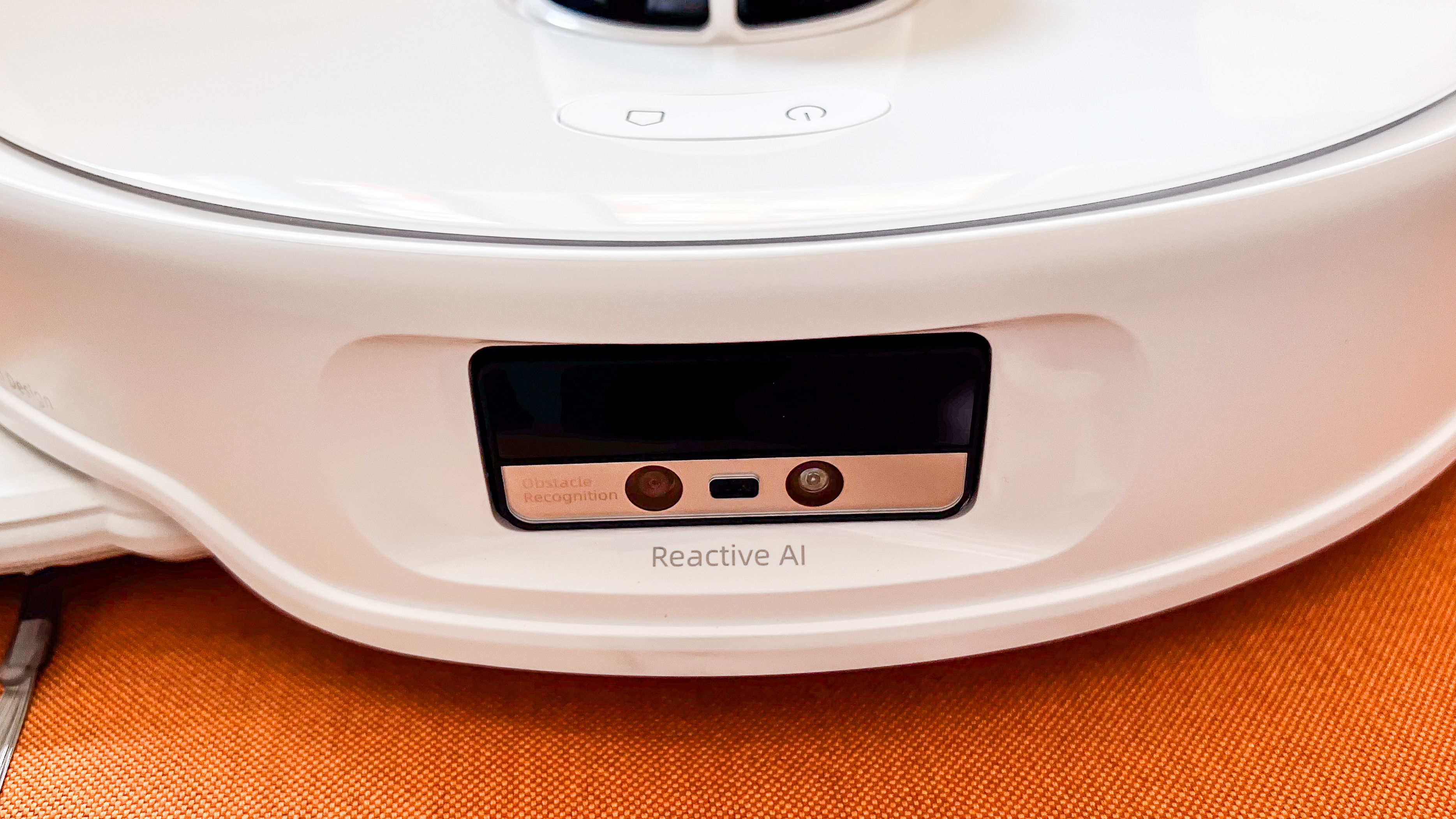 Camera and navigation sensors in the front of the Roborock Qrevo Edge