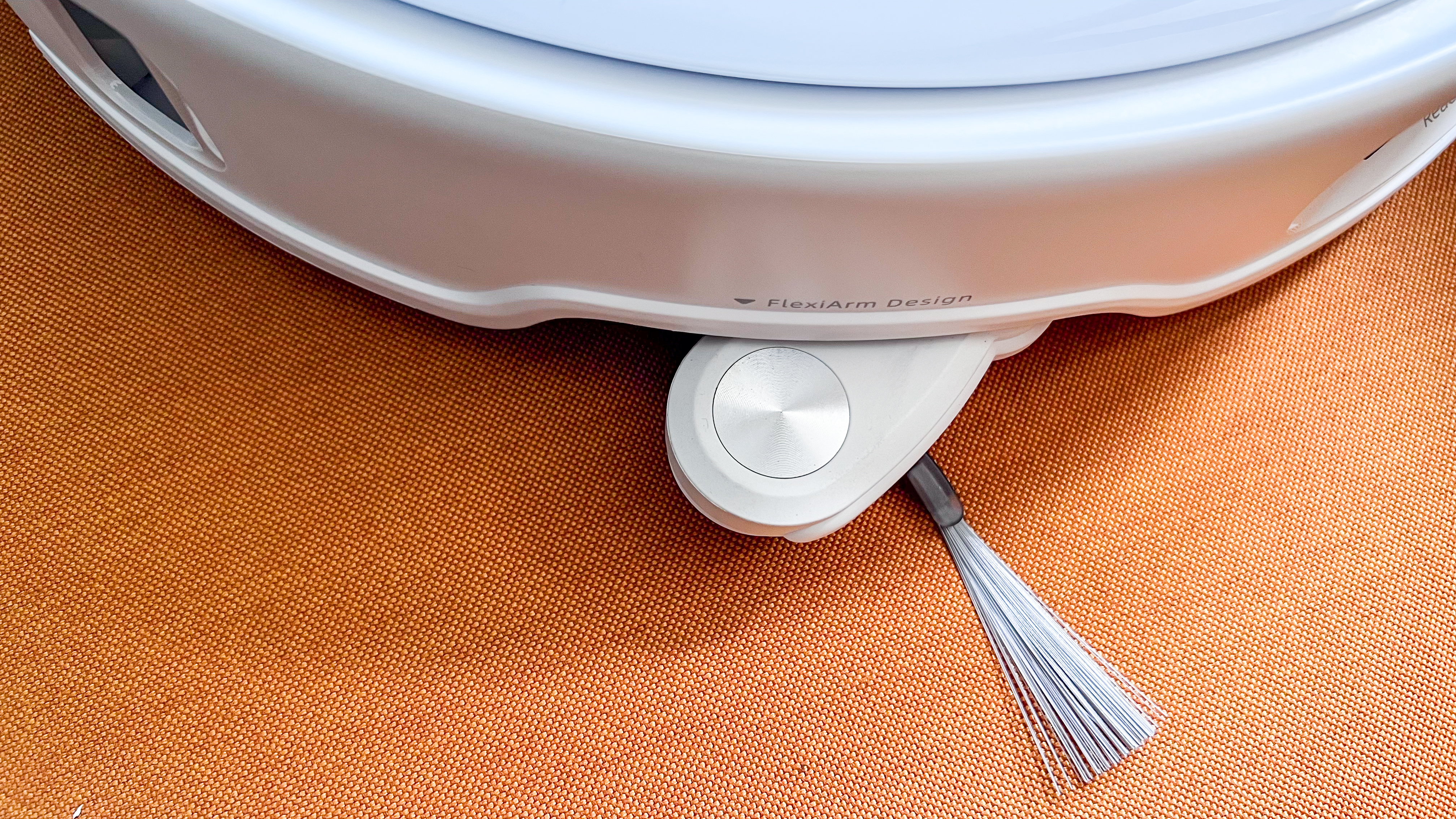 The FlexiArm side brush on the Roborock Qrevo Edge