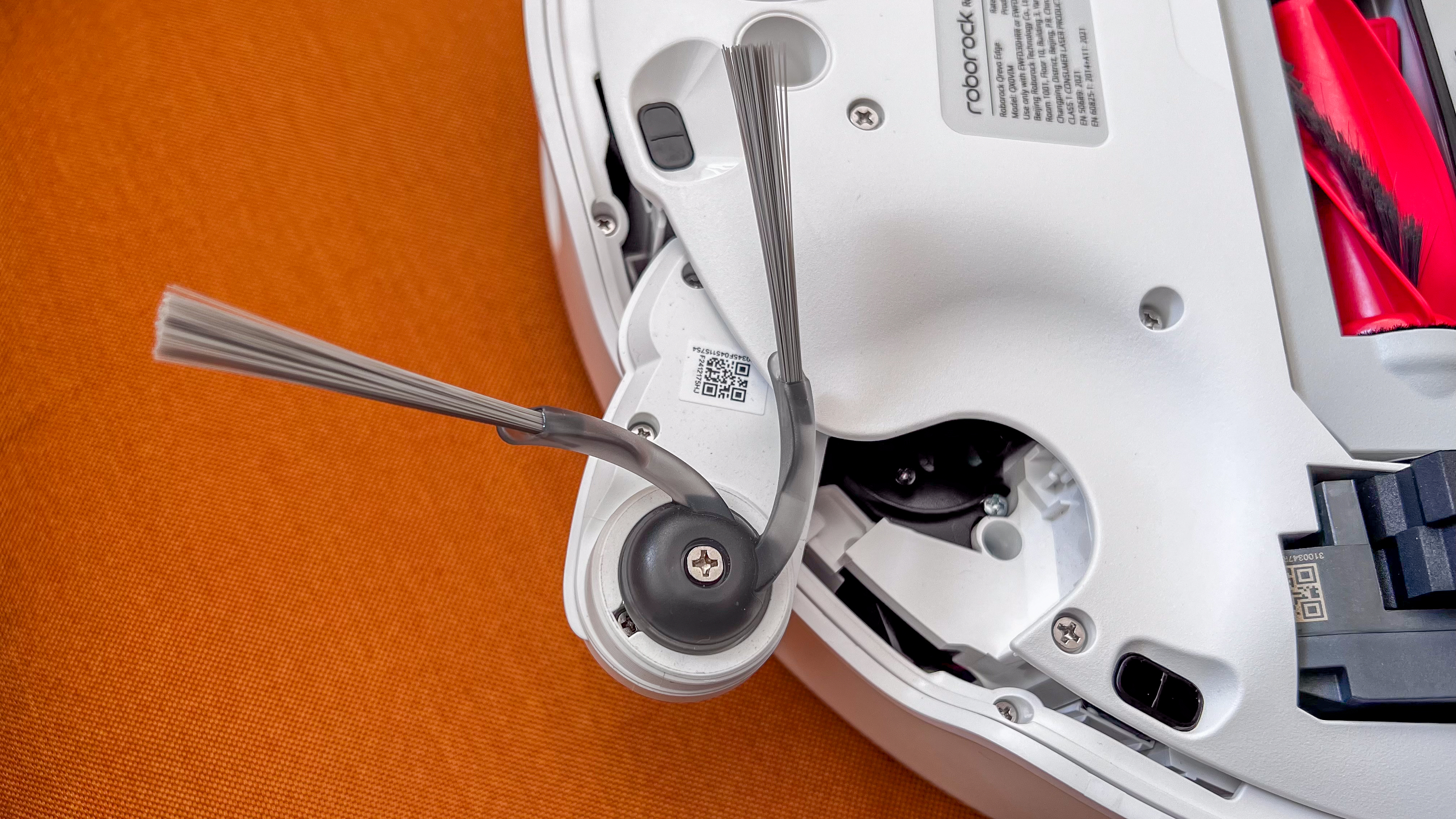 The curved side brush of the Roborock Qrevo Edge