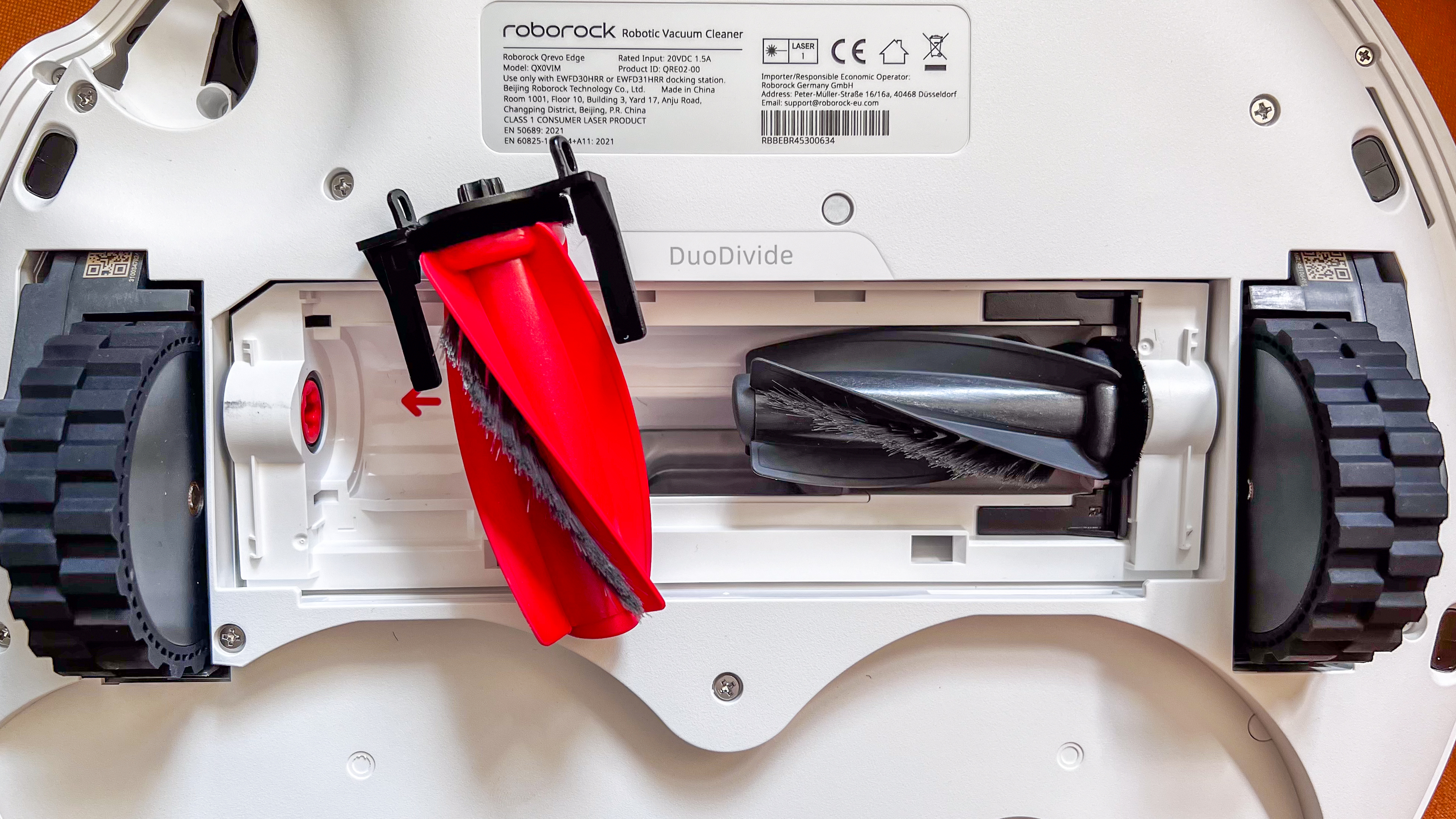 The split central brush in the Roborock Qrevo Edge robot
