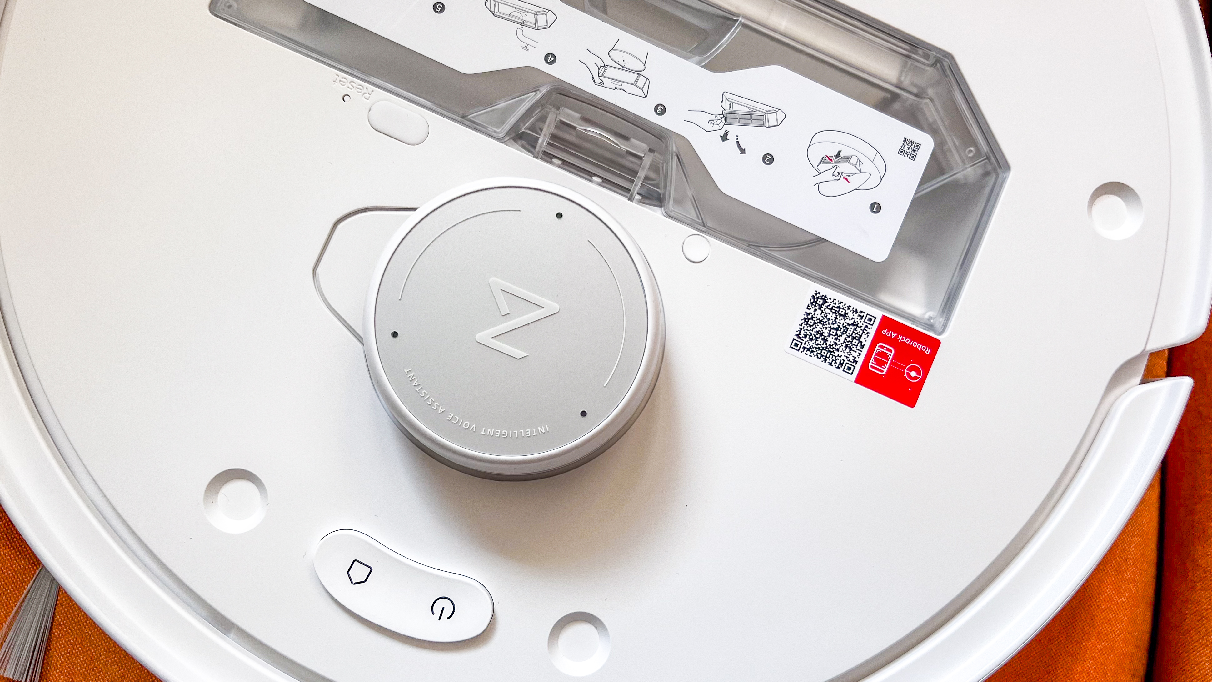 The dustbin, puck and buttons under the magnetic lid of the Roborock Qrevo Edge