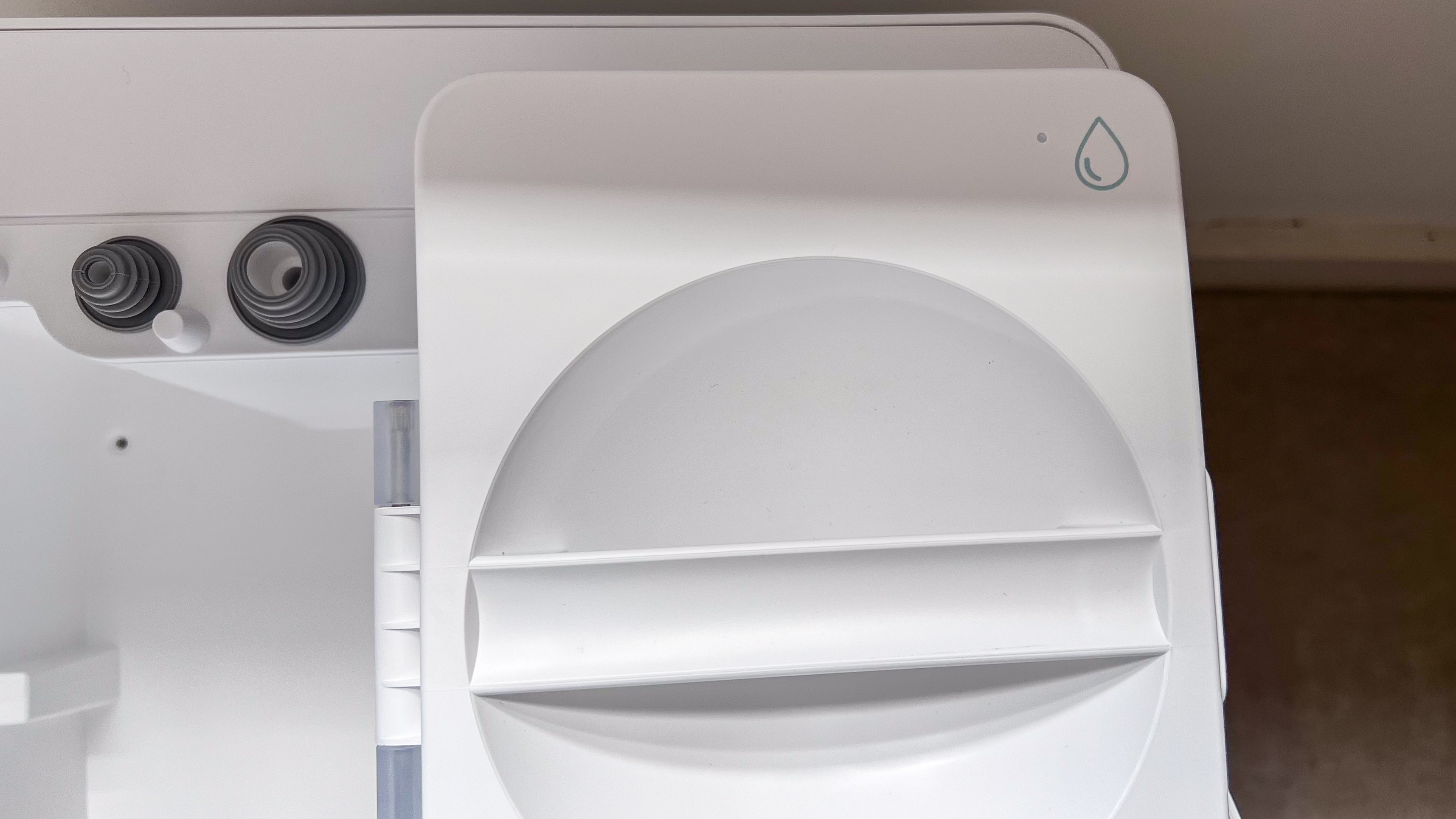 The clean-water icon on a Roborock Qrevo Edge tank