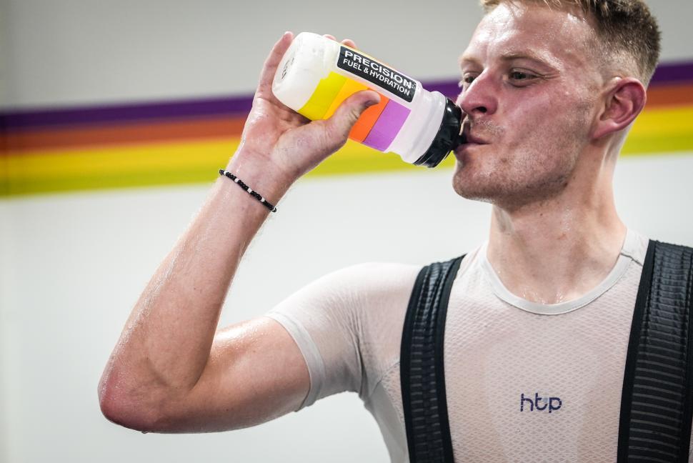 2024 heat chamber hydration jamie drinking bidon