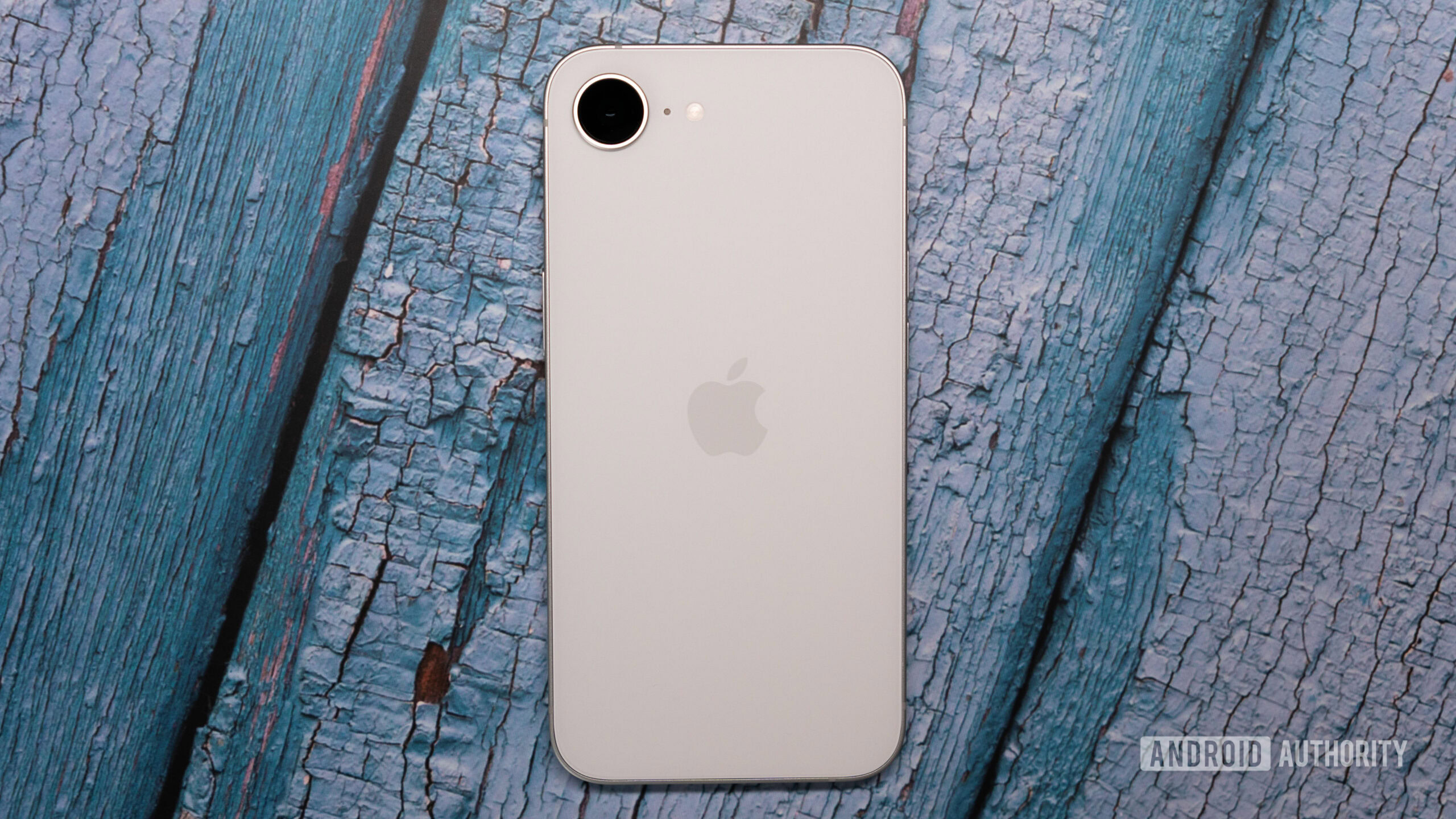 Apple iPhone 16e (2)