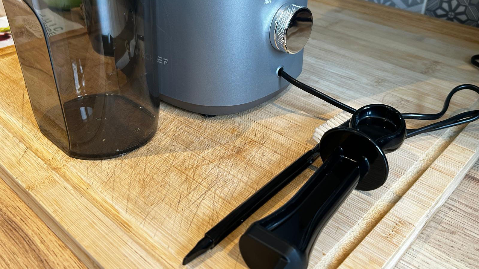 Control dial on Amzchef Slow Juicer SJ-036 and cleaning brush