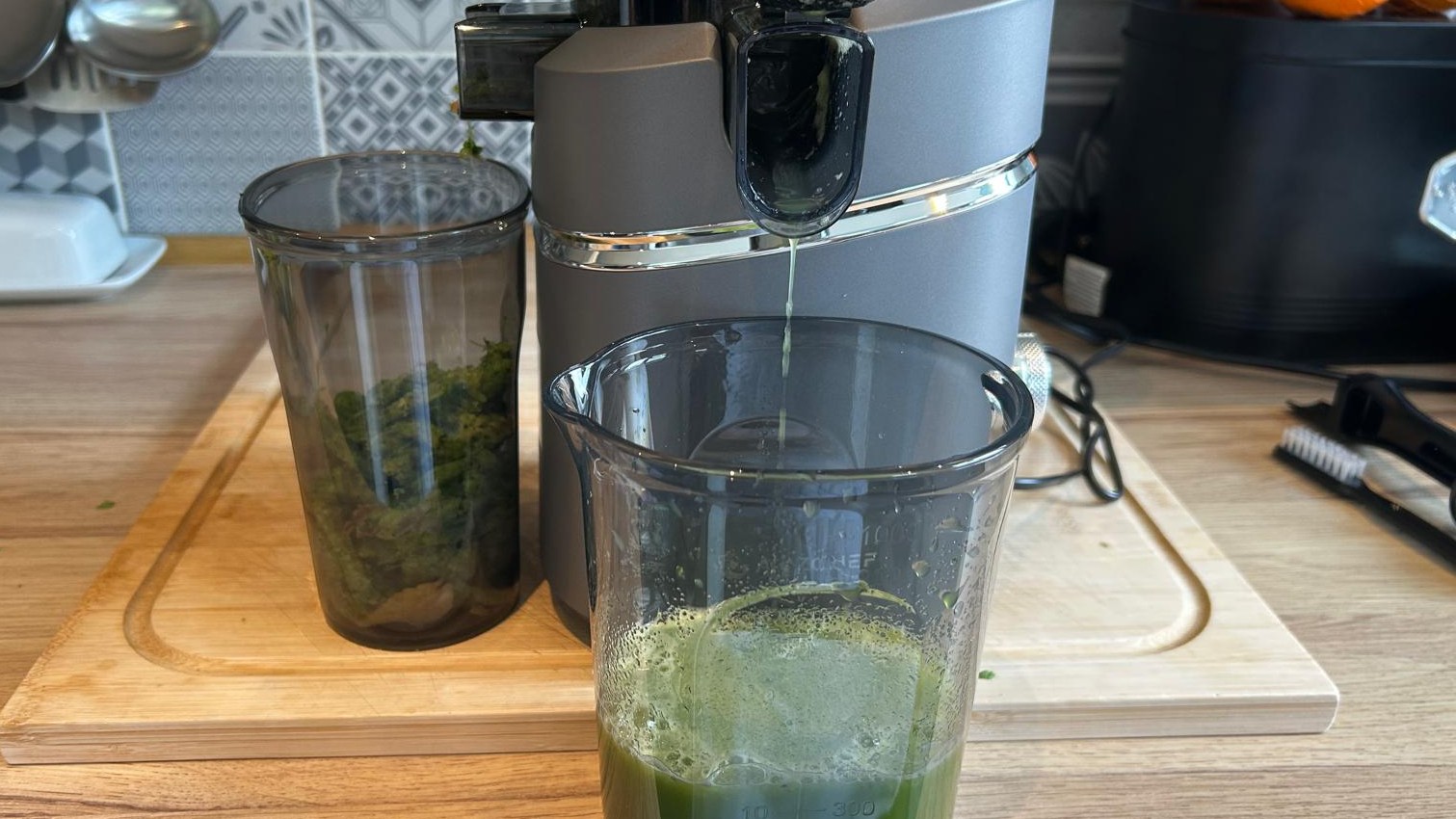 Green juice and pulp from Amzchef Slow Juicer SJ-036