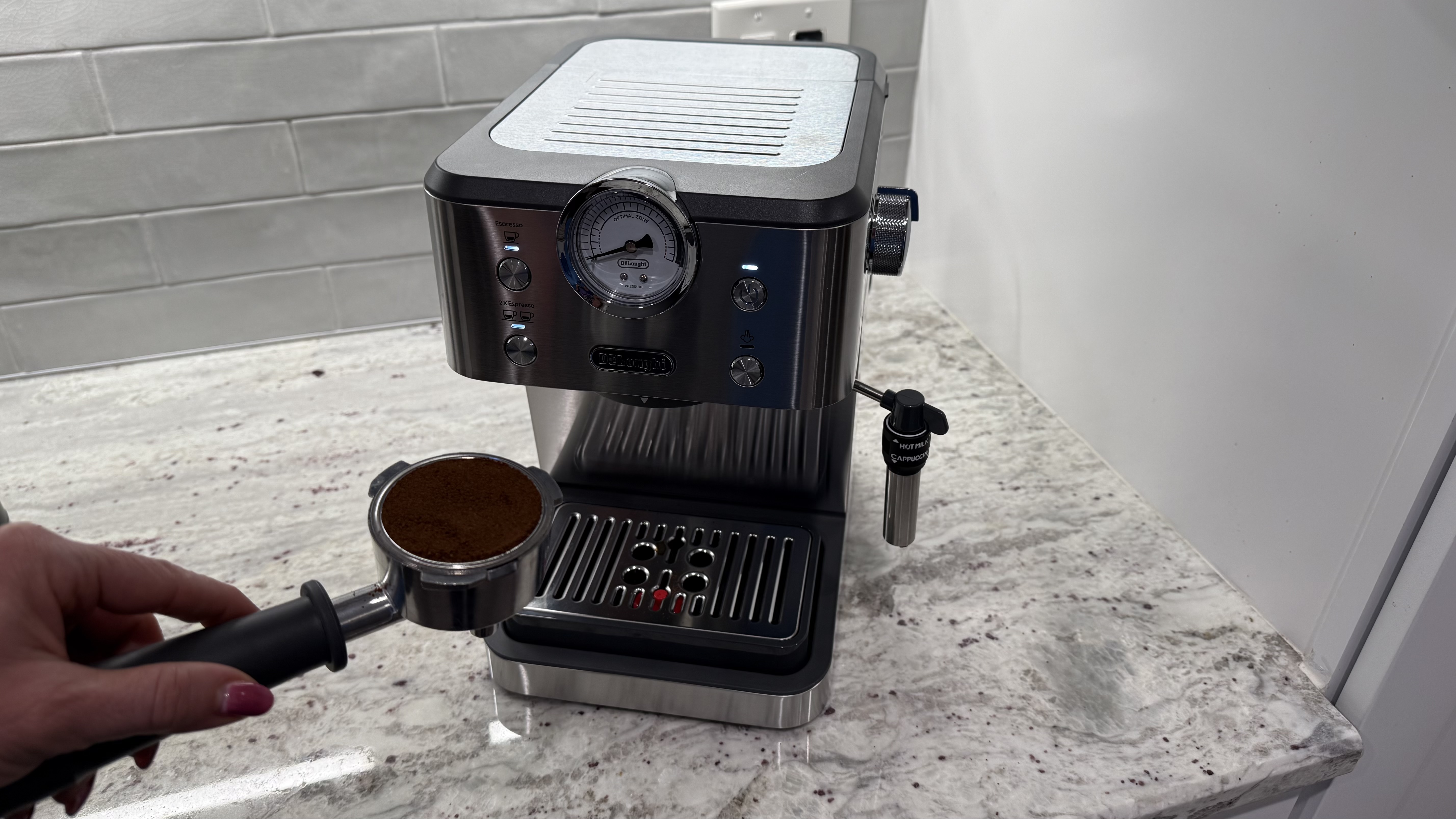 De'Longhi Linea Classic Espresso Machine packed portafilter