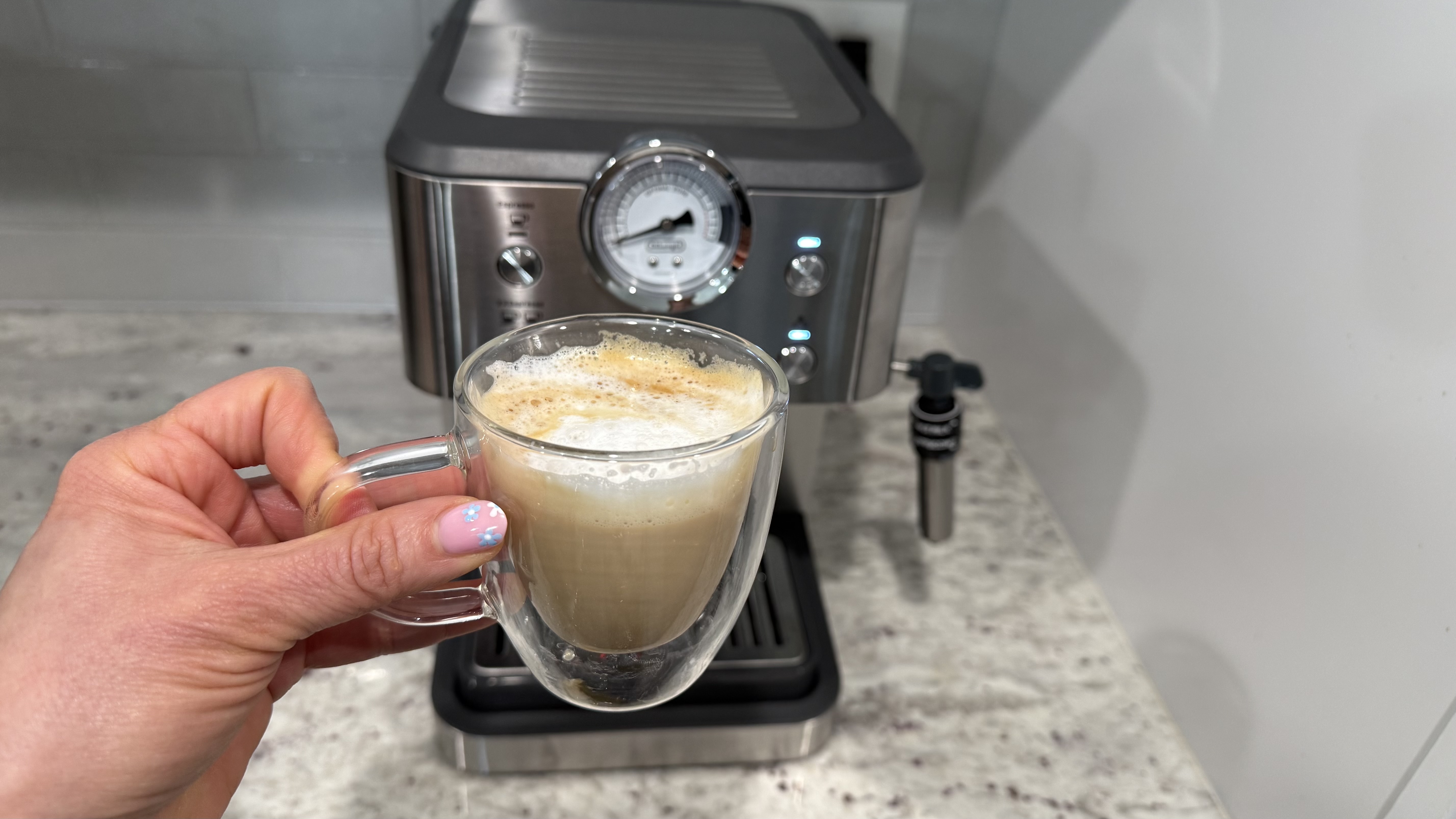 De'Longhi Linea Classic Espresso Machine in action