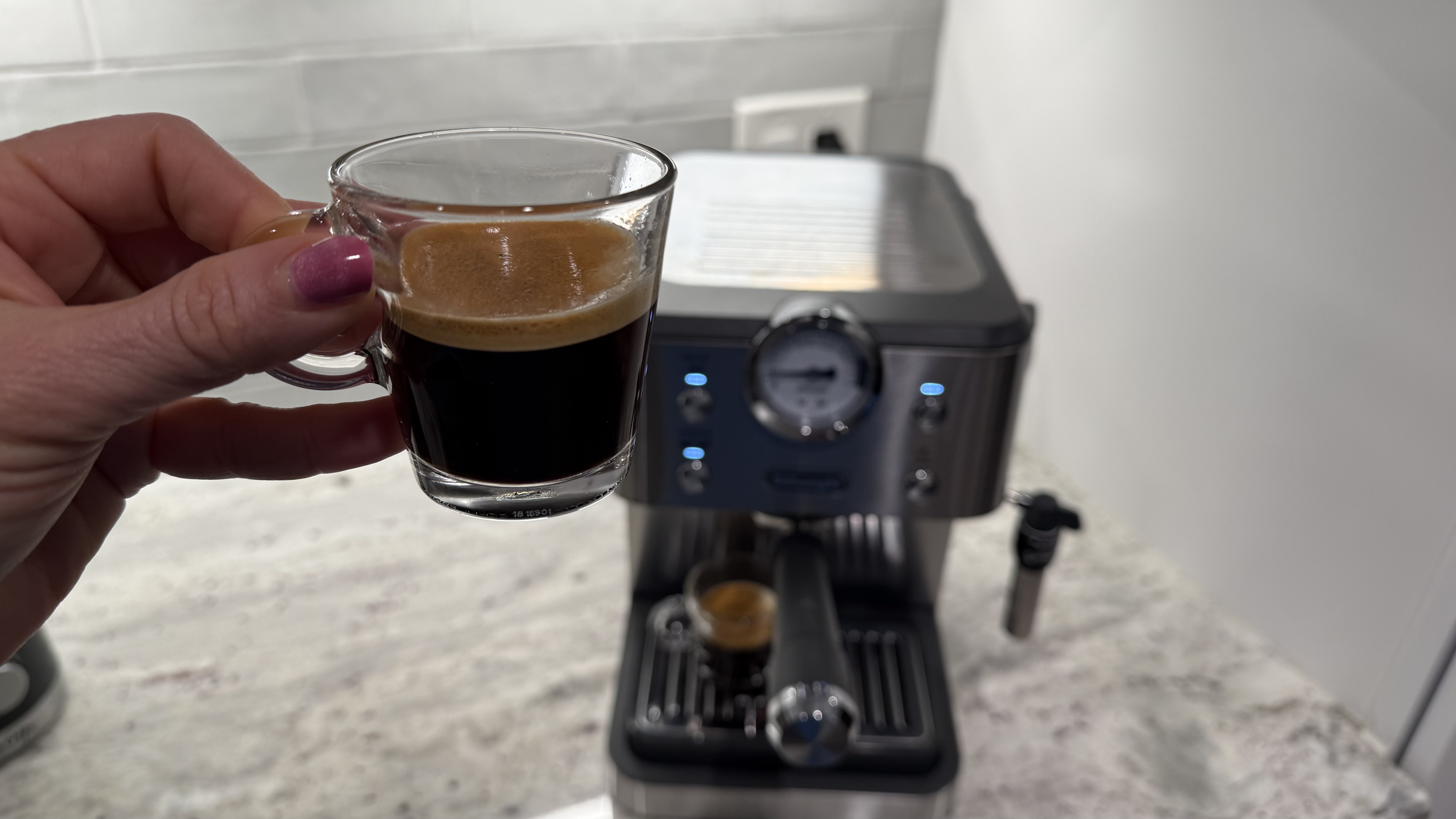 De'Longhi Linea Classic Espresso Machine in action