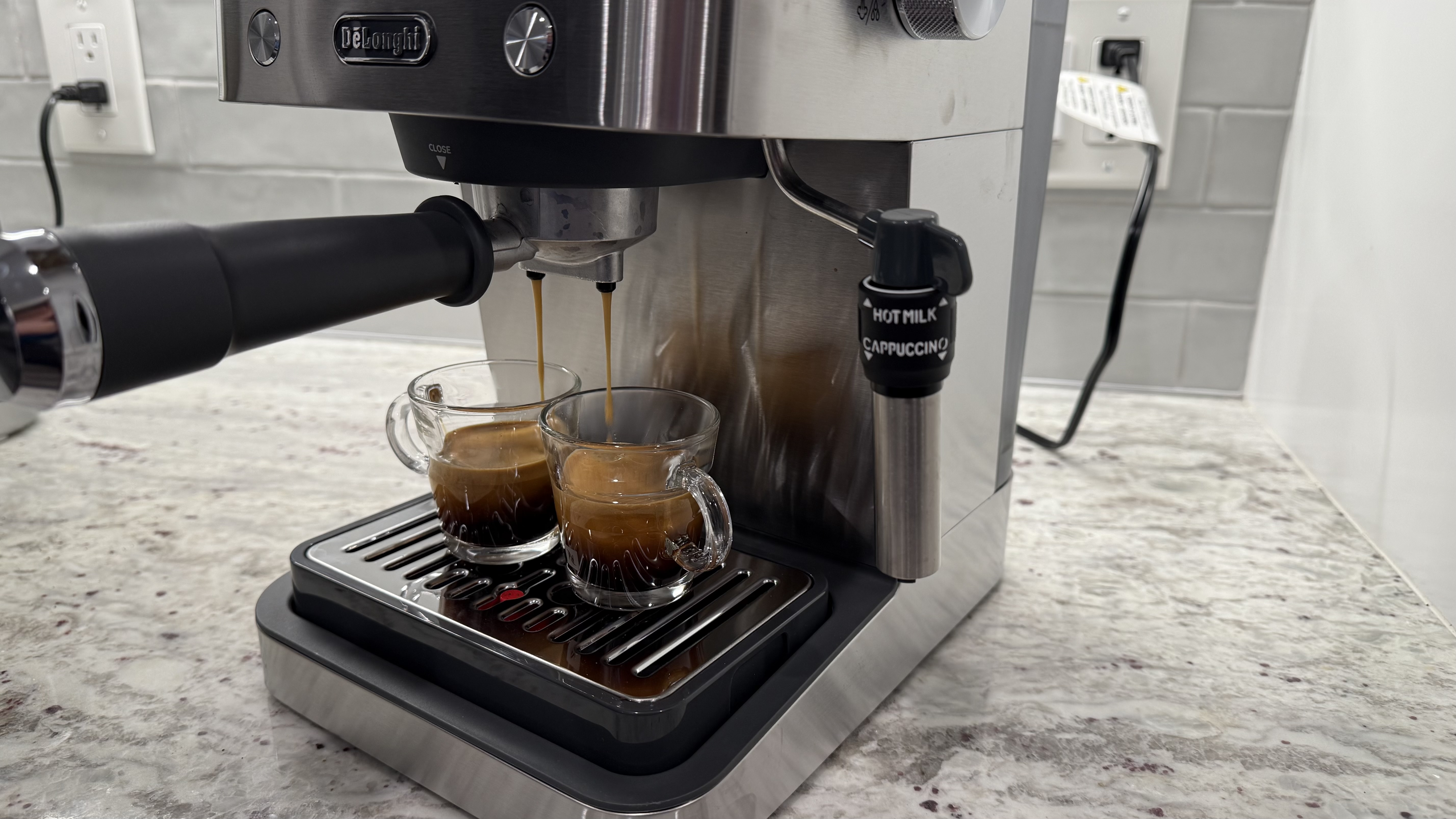 De'Longhi Linea Classic Espresso Machine in action