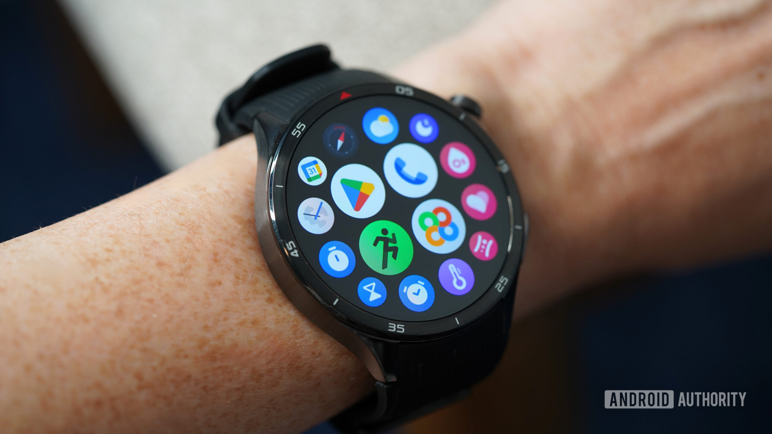 A user accesses the app library on their OnePlus Watch 3 Apps
