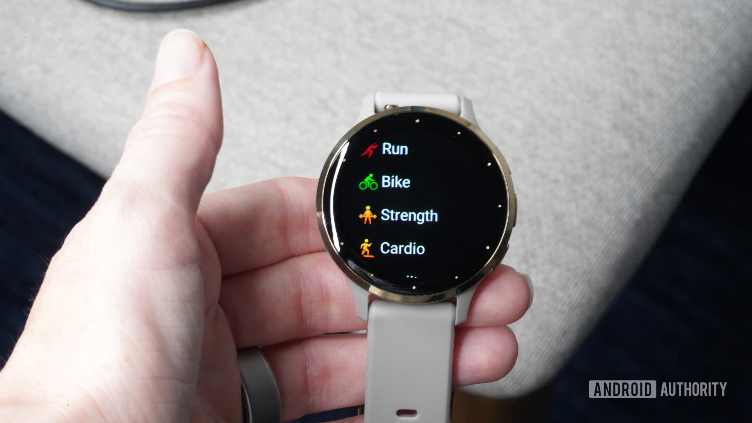 A user reviews thew workouts available on their Garmin Venu 3. workouts