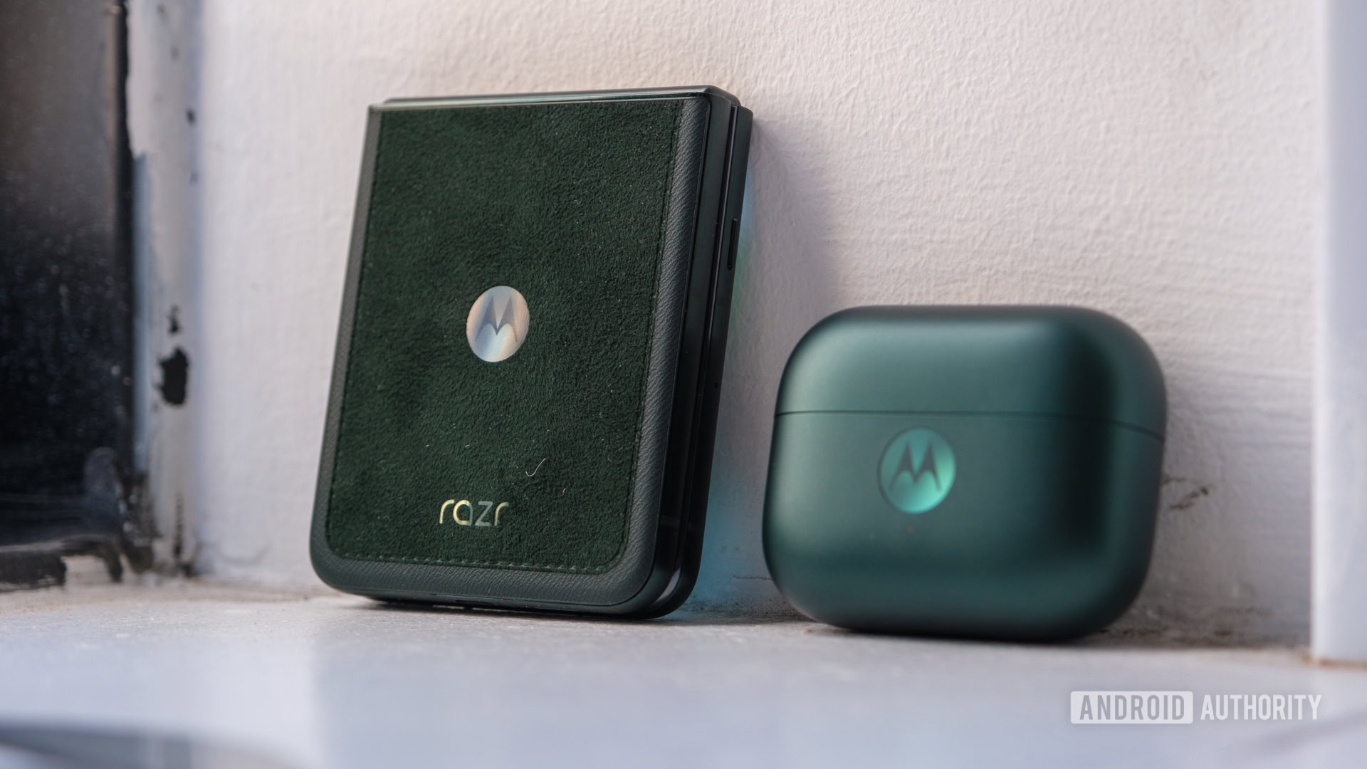Motorola Razr Ultra with Loop Buds in green Motorola Razr Ultra with Loop Buds in green