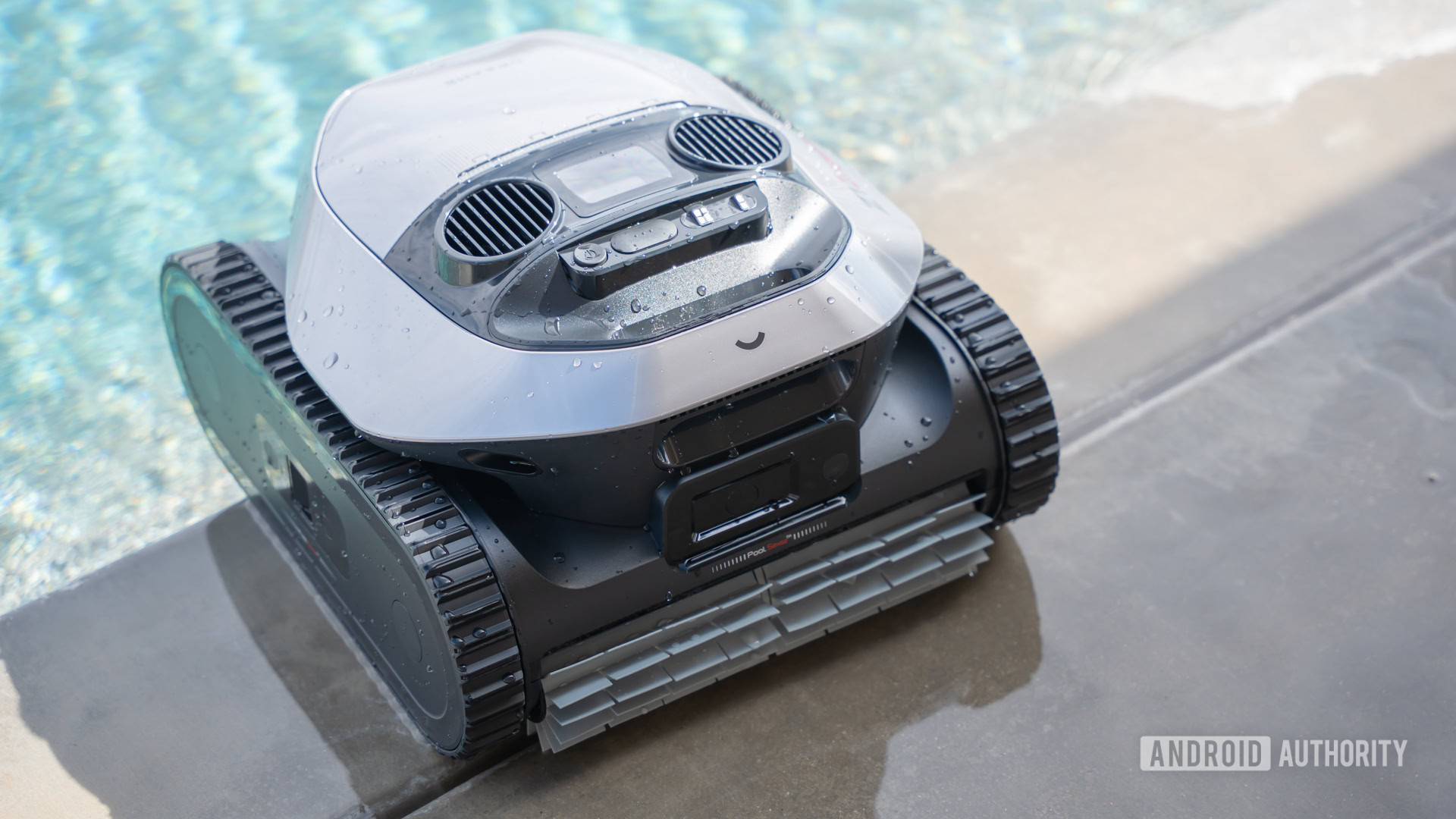 Dreame Z1 Pro robot next to pool wet 1 Dreame Z1 Pro robot next to pool wet 1