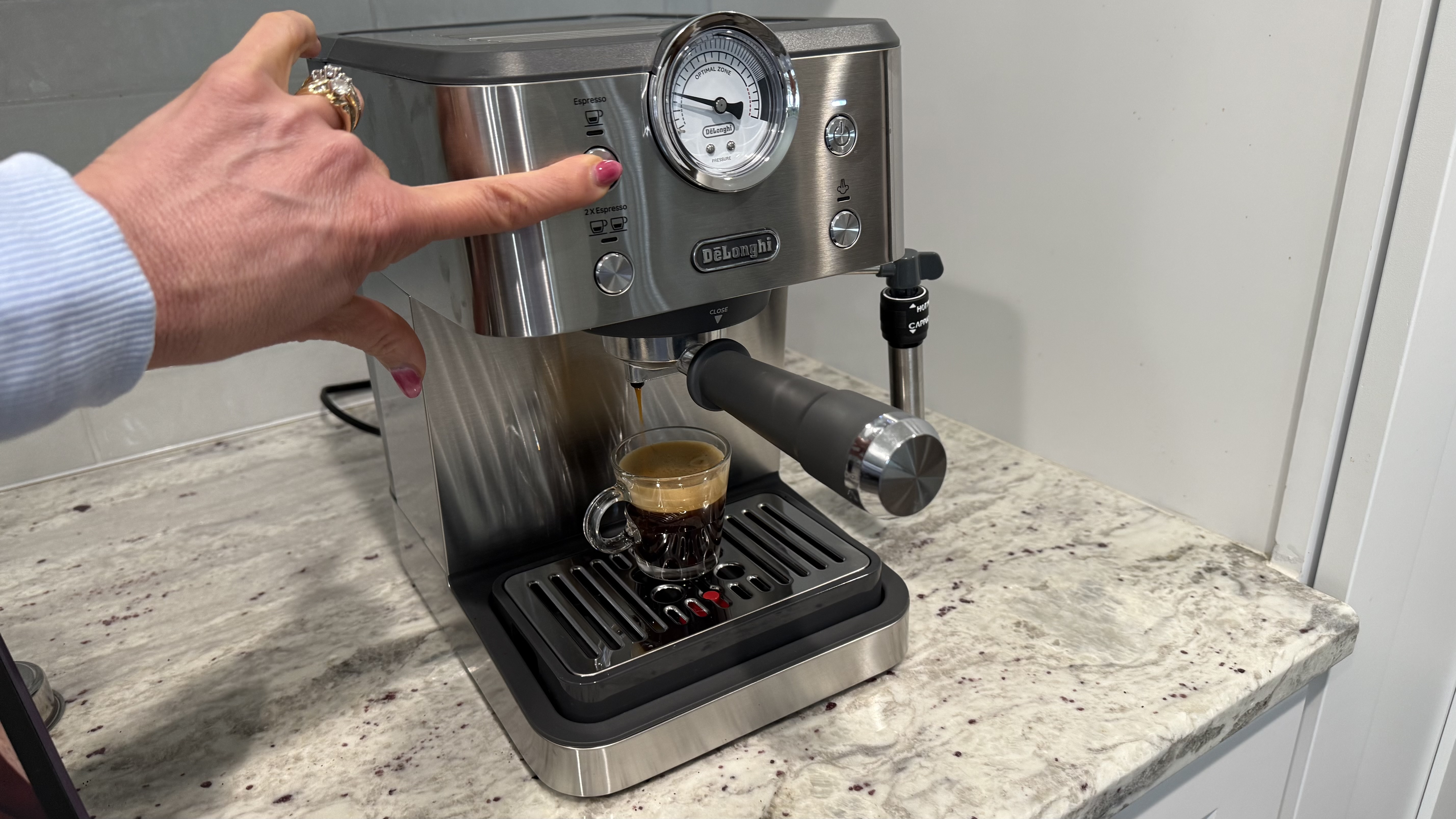 De'Longhi Linea Classic Espresso Machine brewing