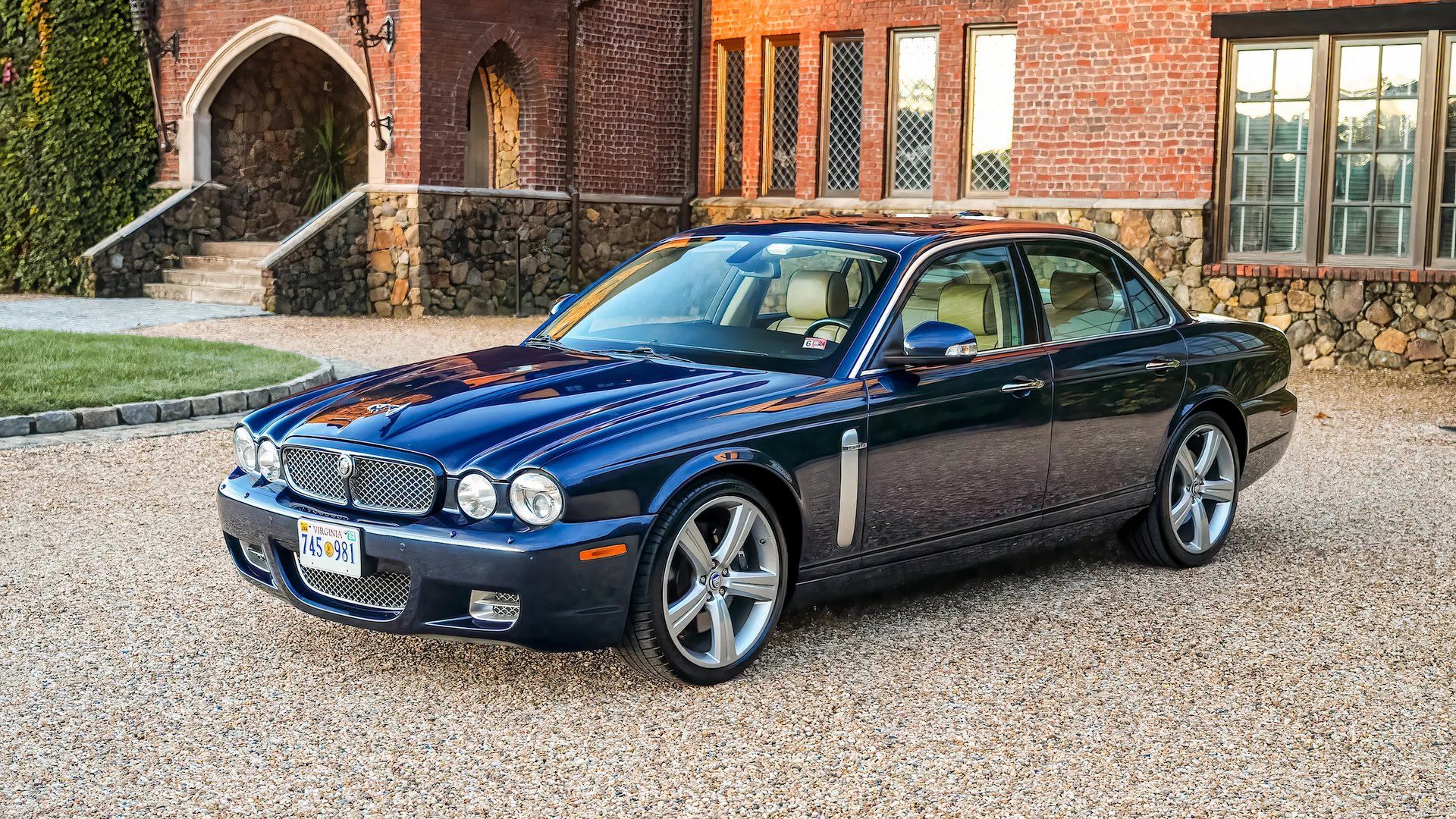 2008 Jaguar XJR front 3/4 exterior shot