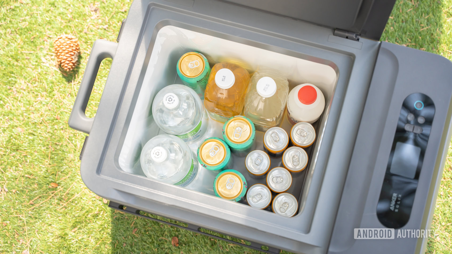 Anker SOLIX EverFrost 2 40L with drinks inside Anker SOLIX EverFrost 2 40L with drinks inside