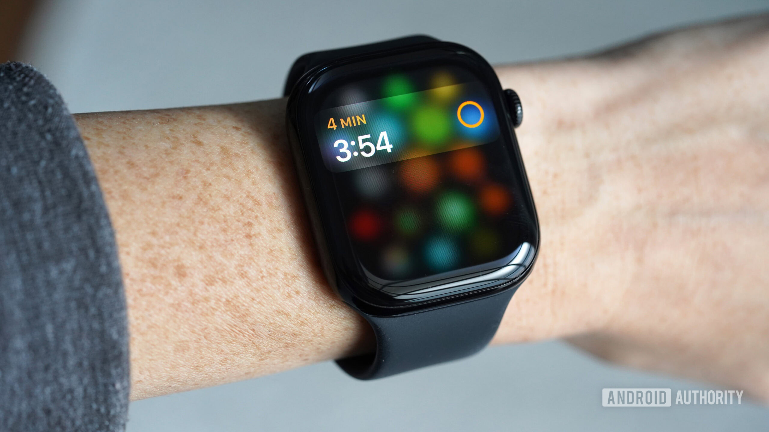 Apple Watch Timer An Apple Watch user sets a timer using Siri.