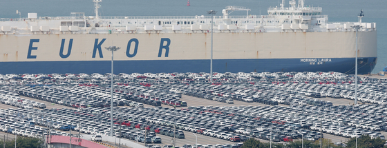 Cars are waiting to be exported at a port in Pyeongtaek,on April 29. [NEWS1]