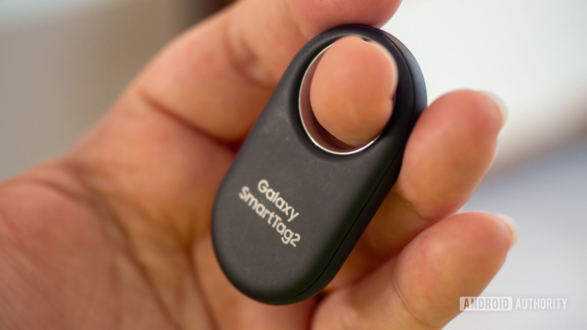 samsung smarttag 2 in hand samsung smarttag 2 in hand
