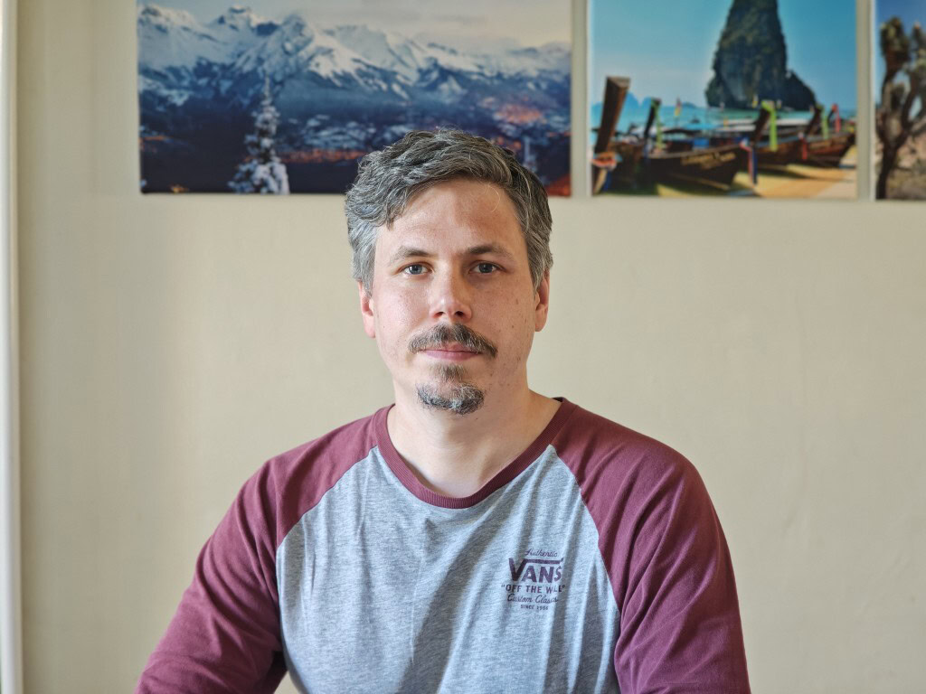 Xiaomi 15 Ultra indoor portrait