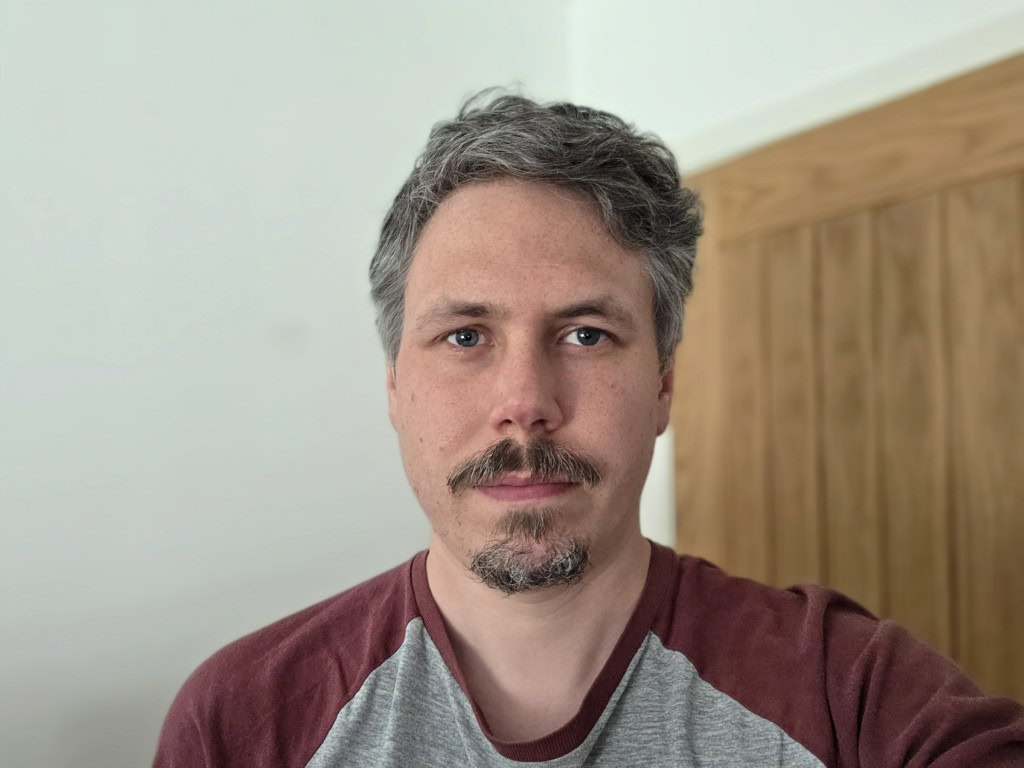 Samsung Galaxy S25 Ultra selfie indoor