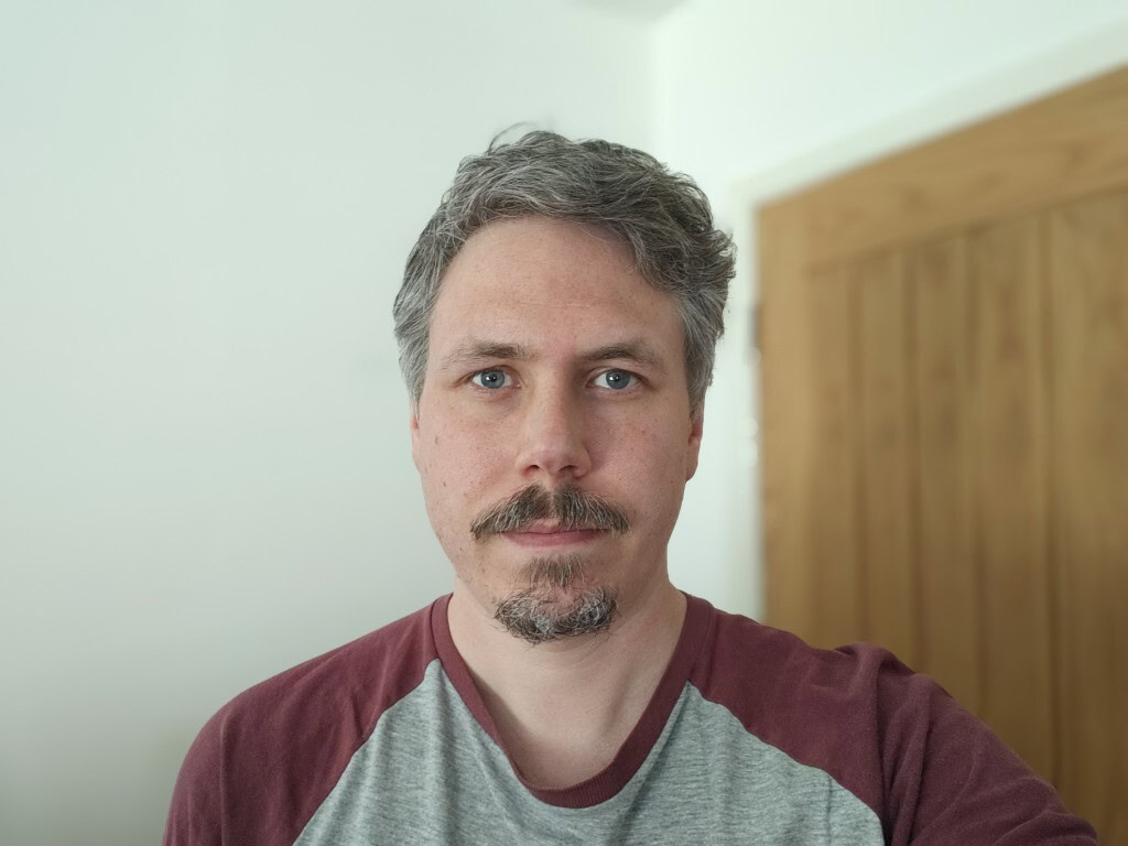Xiaomi 15 Ultra indoor selfie