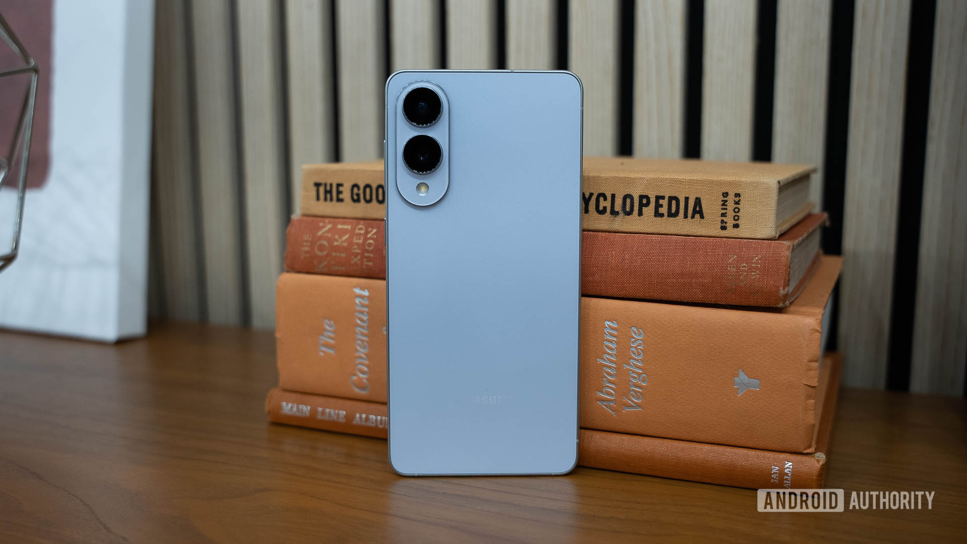 Samsung Galaxy S25 Edge Icyblue Against Books Samsung Galaxy S25 Edge Icyblue Against Books
