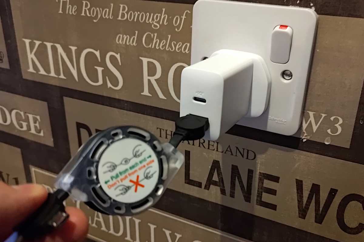Asicen retractable 3-in-1 USB charging cable in action