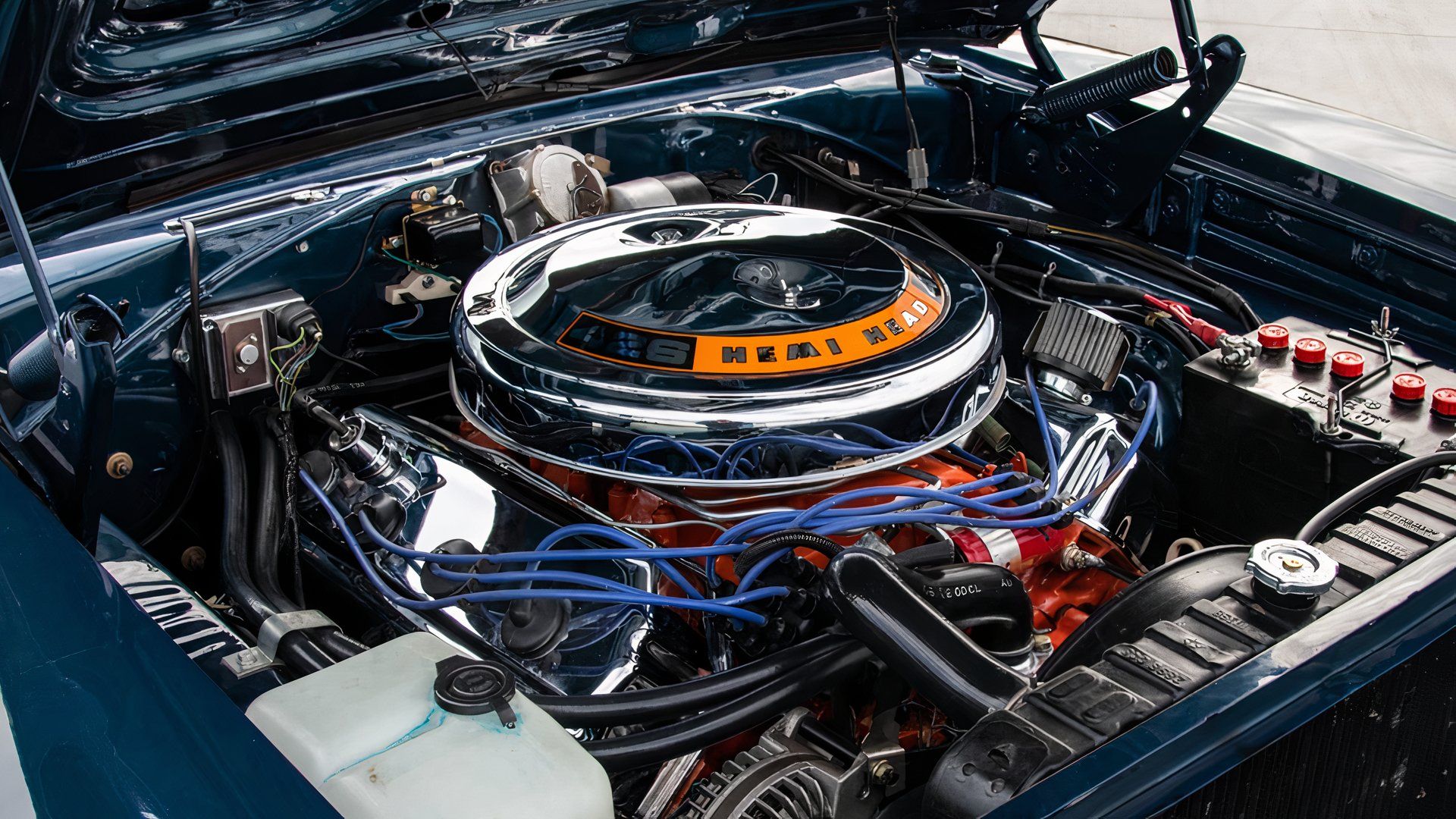 426 Hemi V-8 of 1968 Dodge Charger R/T