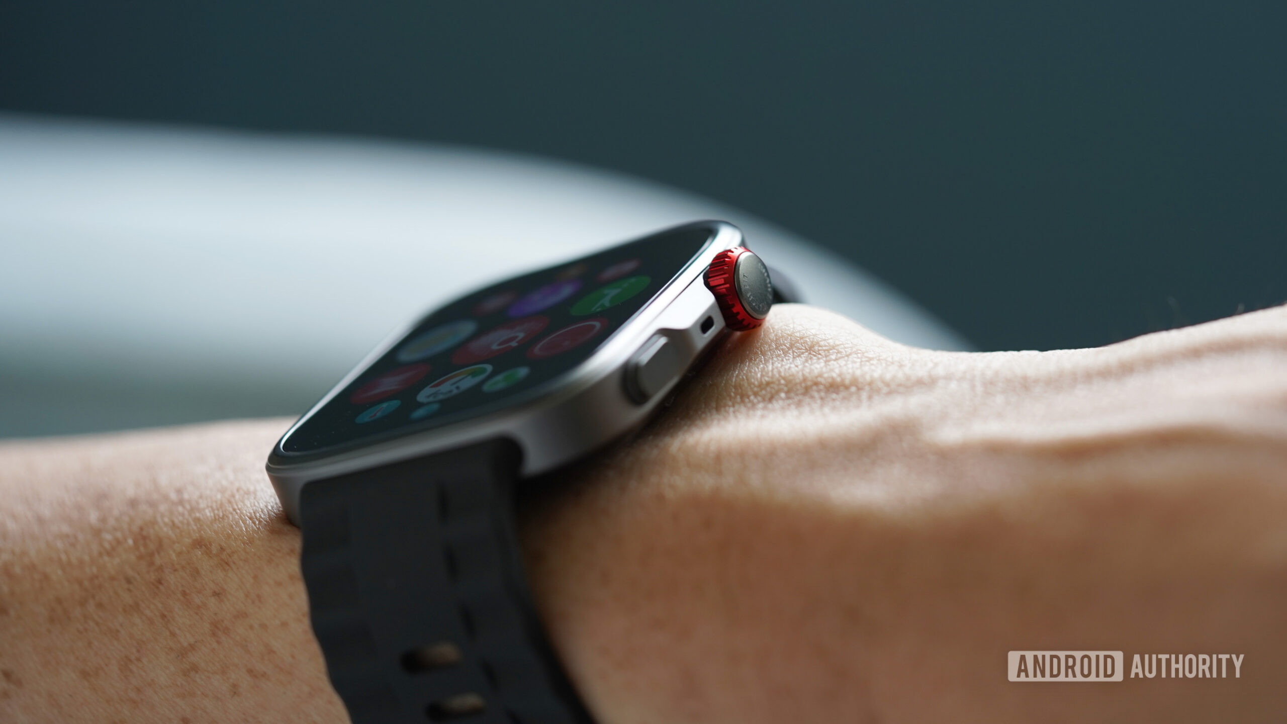 Huawei Watch Fit 4 Pro Rotating Crown The Huawei Watch Fit 4 Pro features a prominent, red rotating crown.