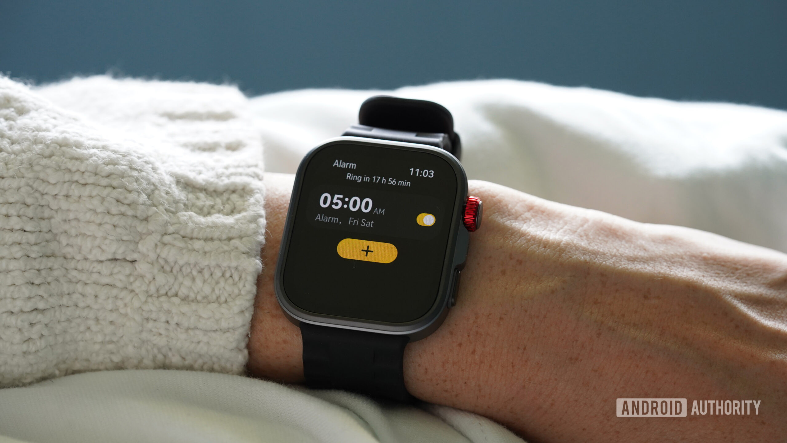 Huawei Watch Fit 4 Pro Alarms A user sets an alarm on their Huawei Watch Fit 4 Pro.