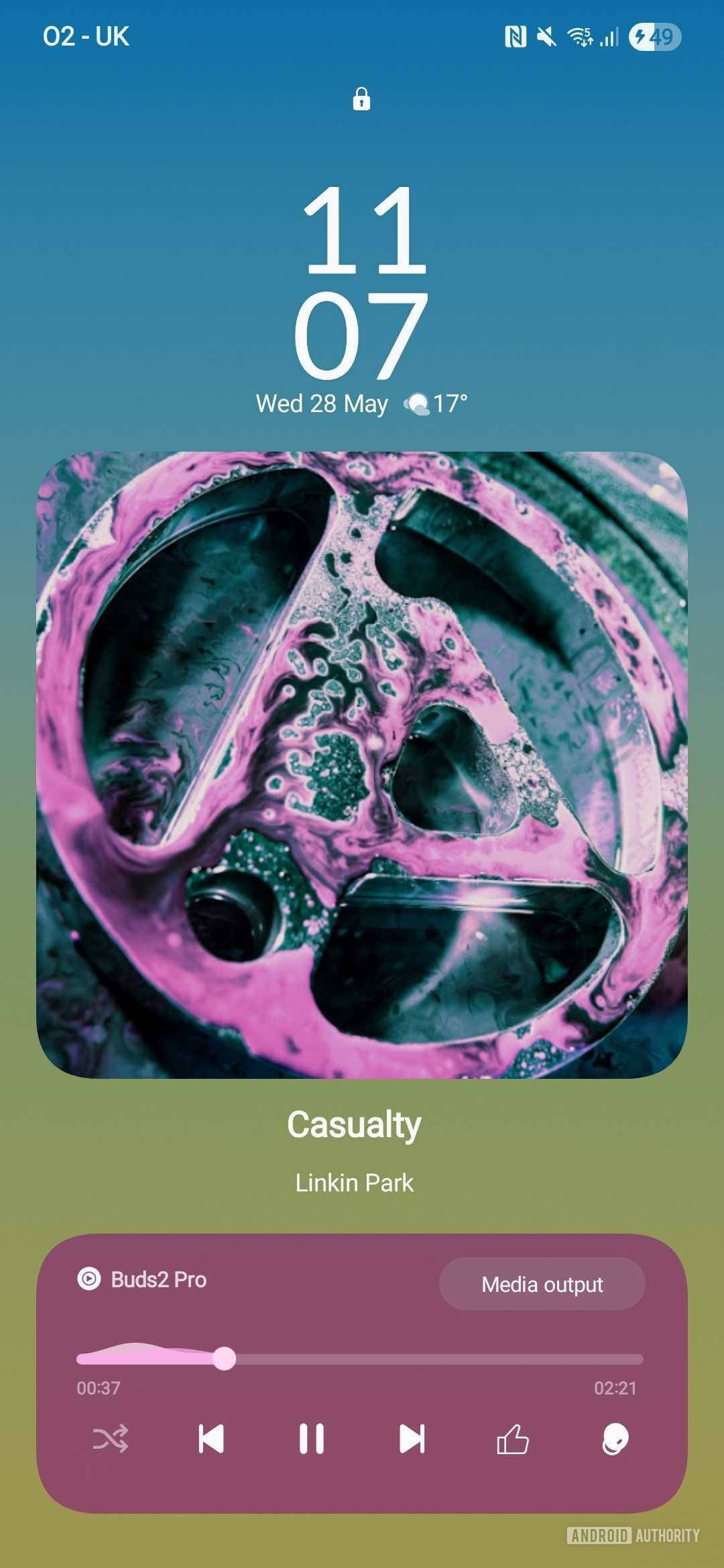 One UI 8 lock screen media player earbud controls shortcut 2