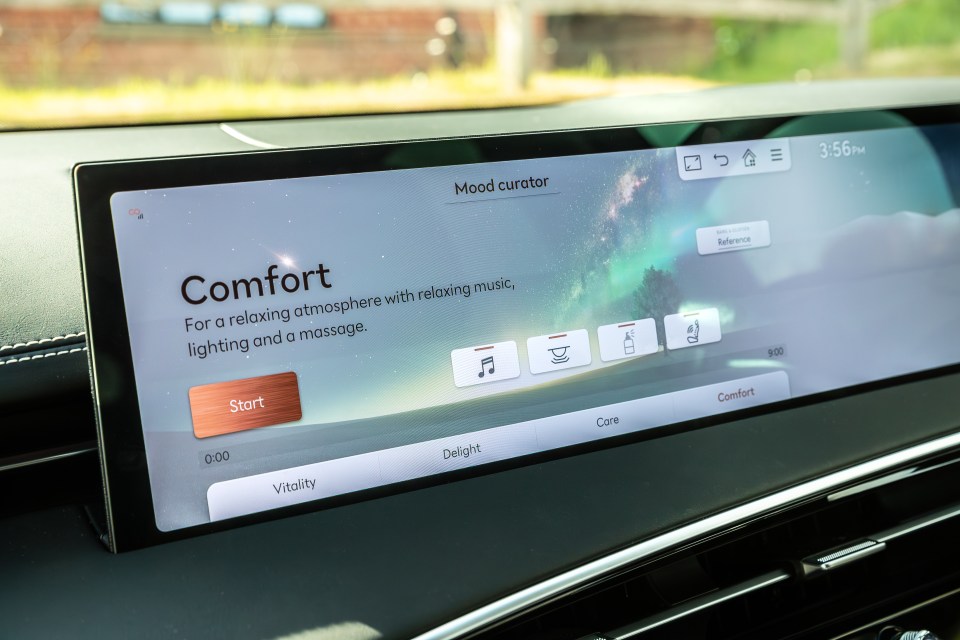 Car dashboard showing a "Comfort" mood setting with options for music, lighting, and massage.