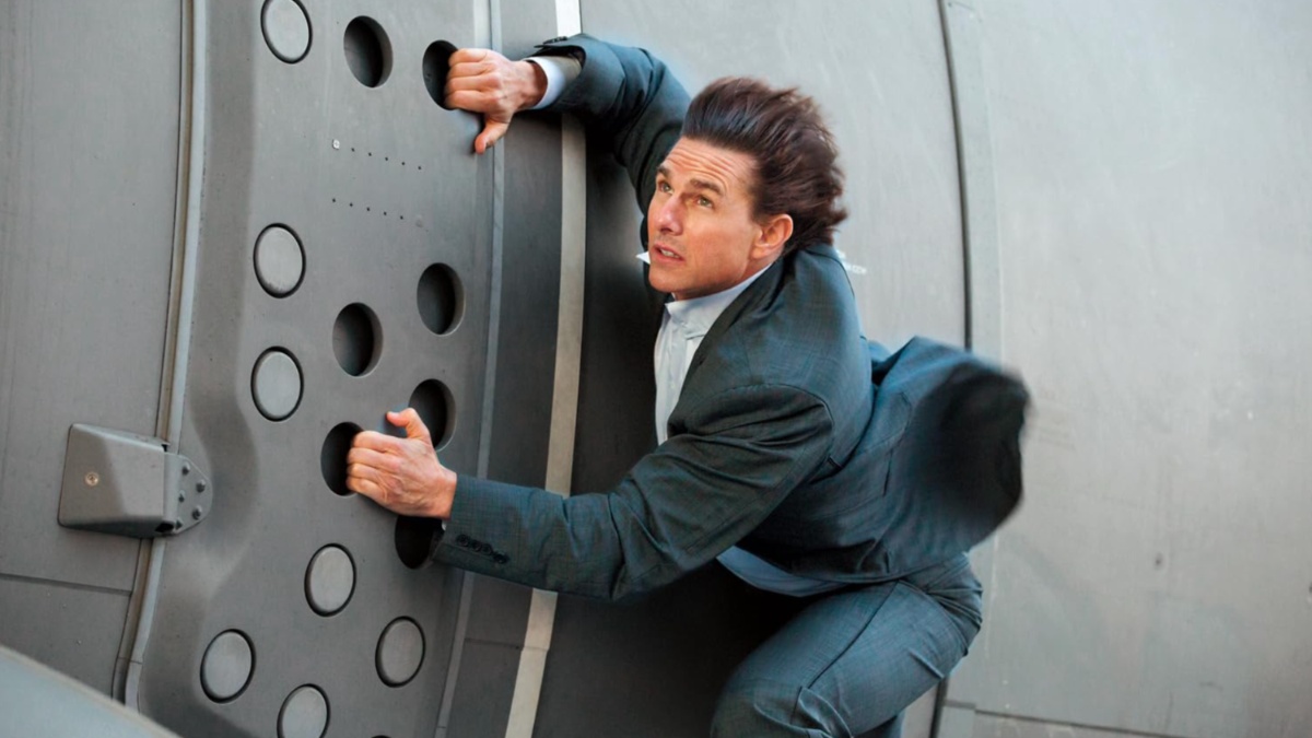 Tom Cruise holds onto the side Mission: Impossible Rogue Nation.