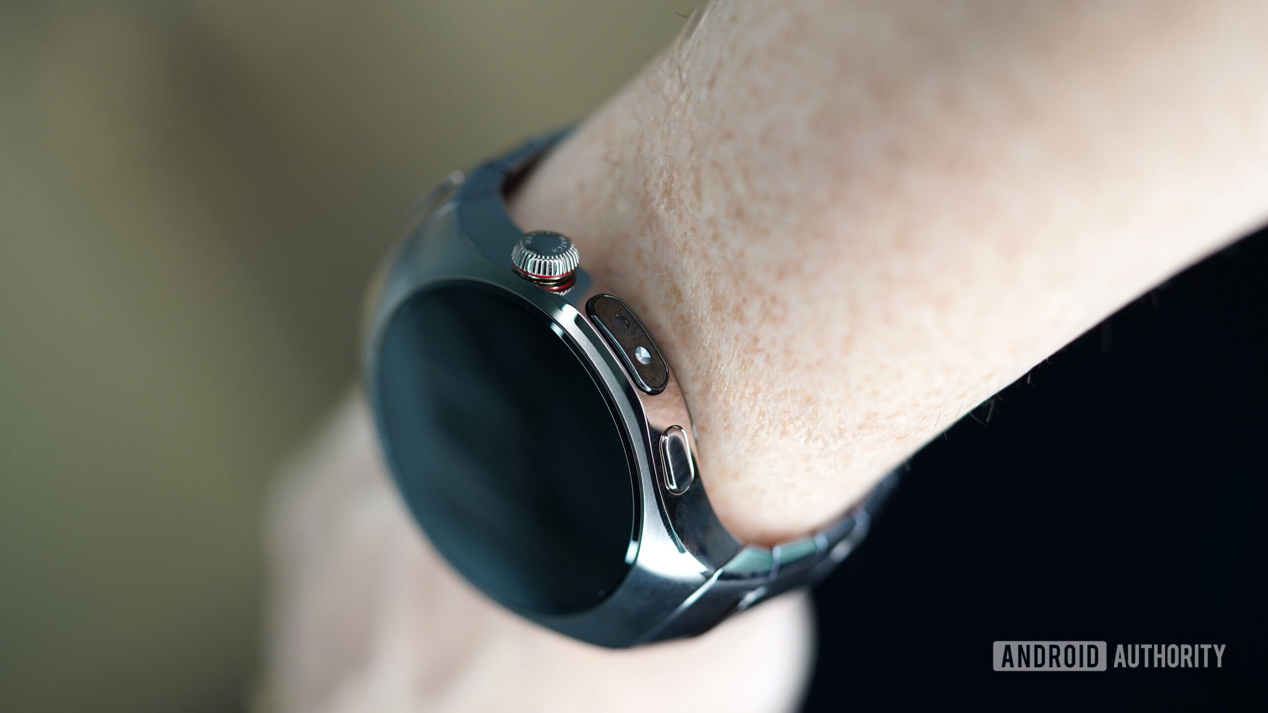 Huawe Watch 5 Fingertip sensor A user models the Huawe Watch 5's fingertip sensor