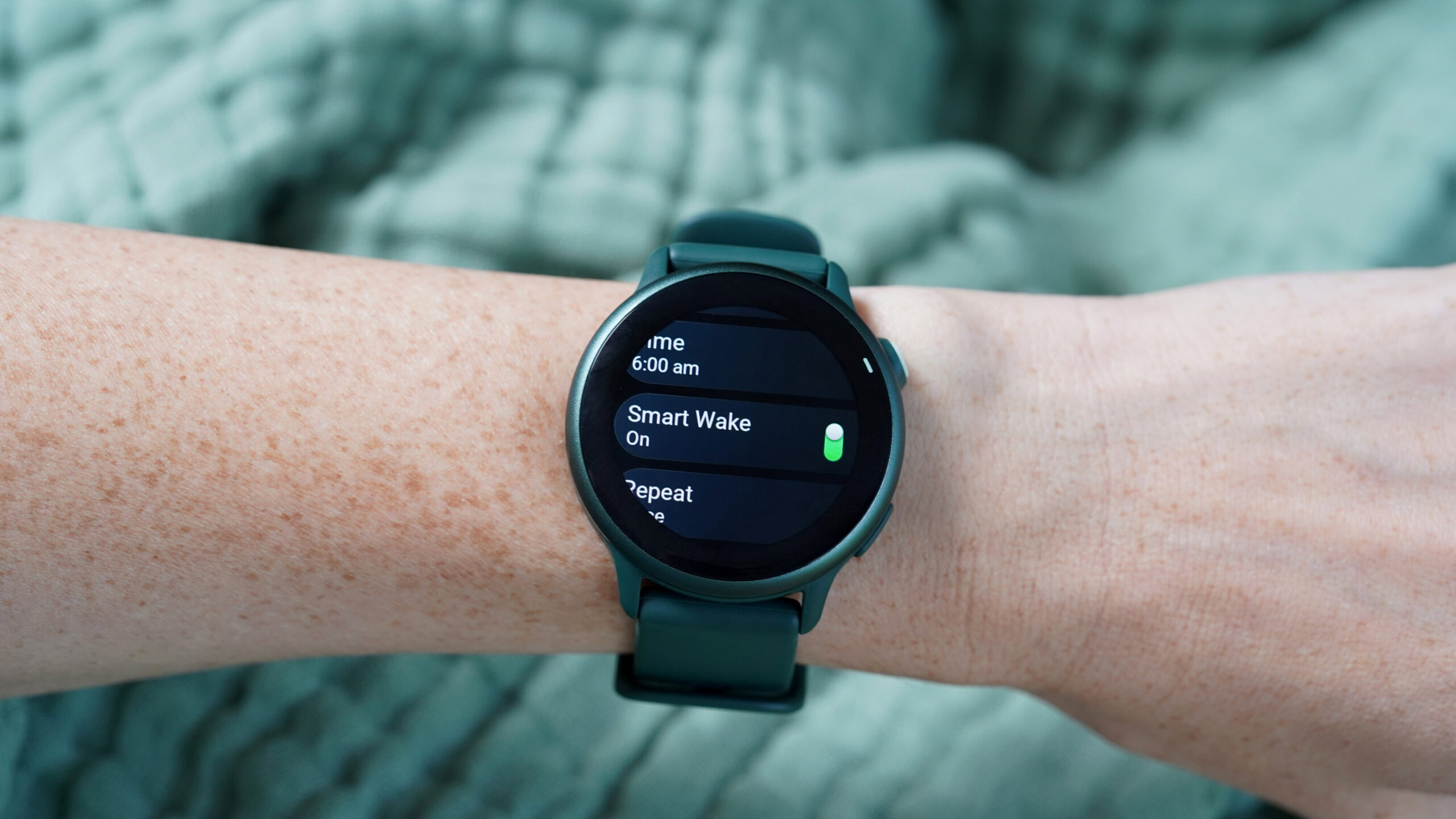 Garmin Vivoactive 6 Smart Wake A Garmin Vivoactive 6 enables Smart Wake on their morning alarm.