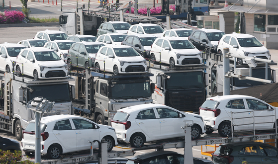 Export-ready cars are seen parked at a exclusive port for automobiles in Pyeongtaek, Gyeonggi, on April 24. [NEWS1]