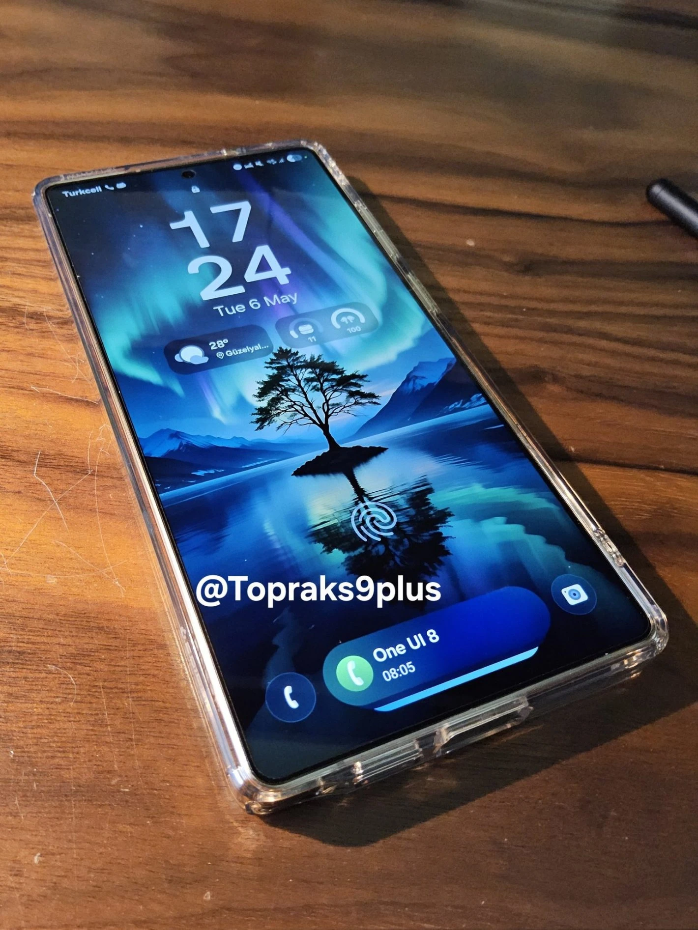 One UI 8 Now Bar displaying call duration
