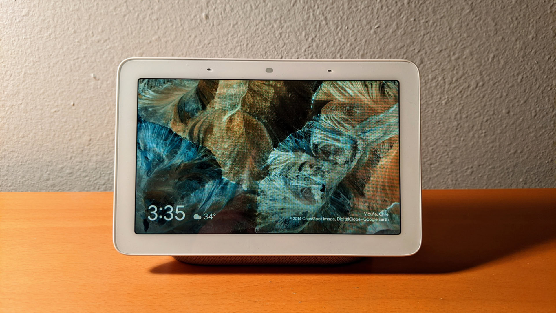 Google Nest Hub on a table Google Nest Hub on a table