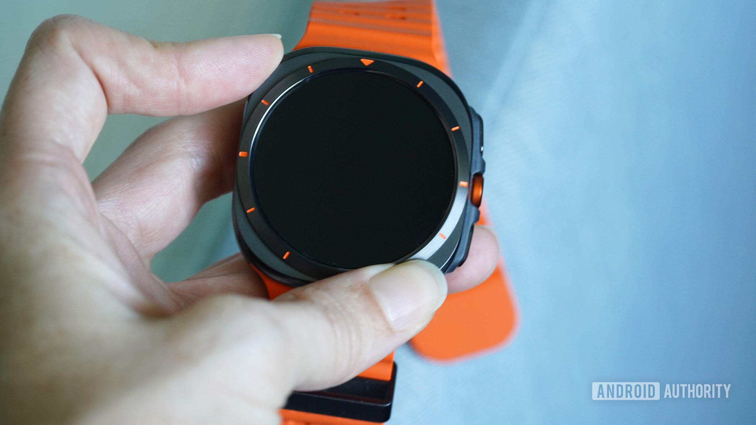 Galaxy Watch Ultra 2 bezel A user handles the nonfunctioning bezel of the Galaxy Watch Ultra 2 bezel.