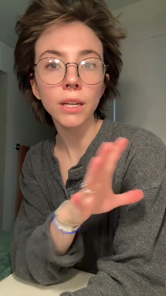 She Used To Work At An Apple Store, And Now Theyre Sharing All The Little Secrets @reddnea talking about working at Apple