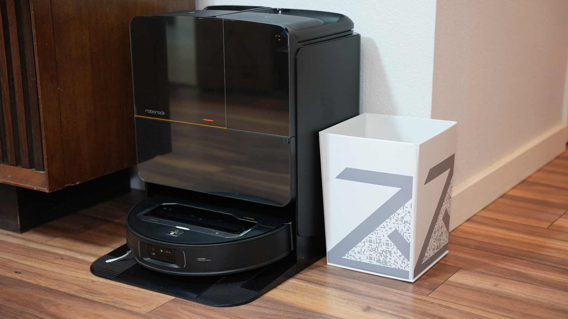 Roborock Saros Z70 with bin 2 Roborock Saros Z70 with bin 2